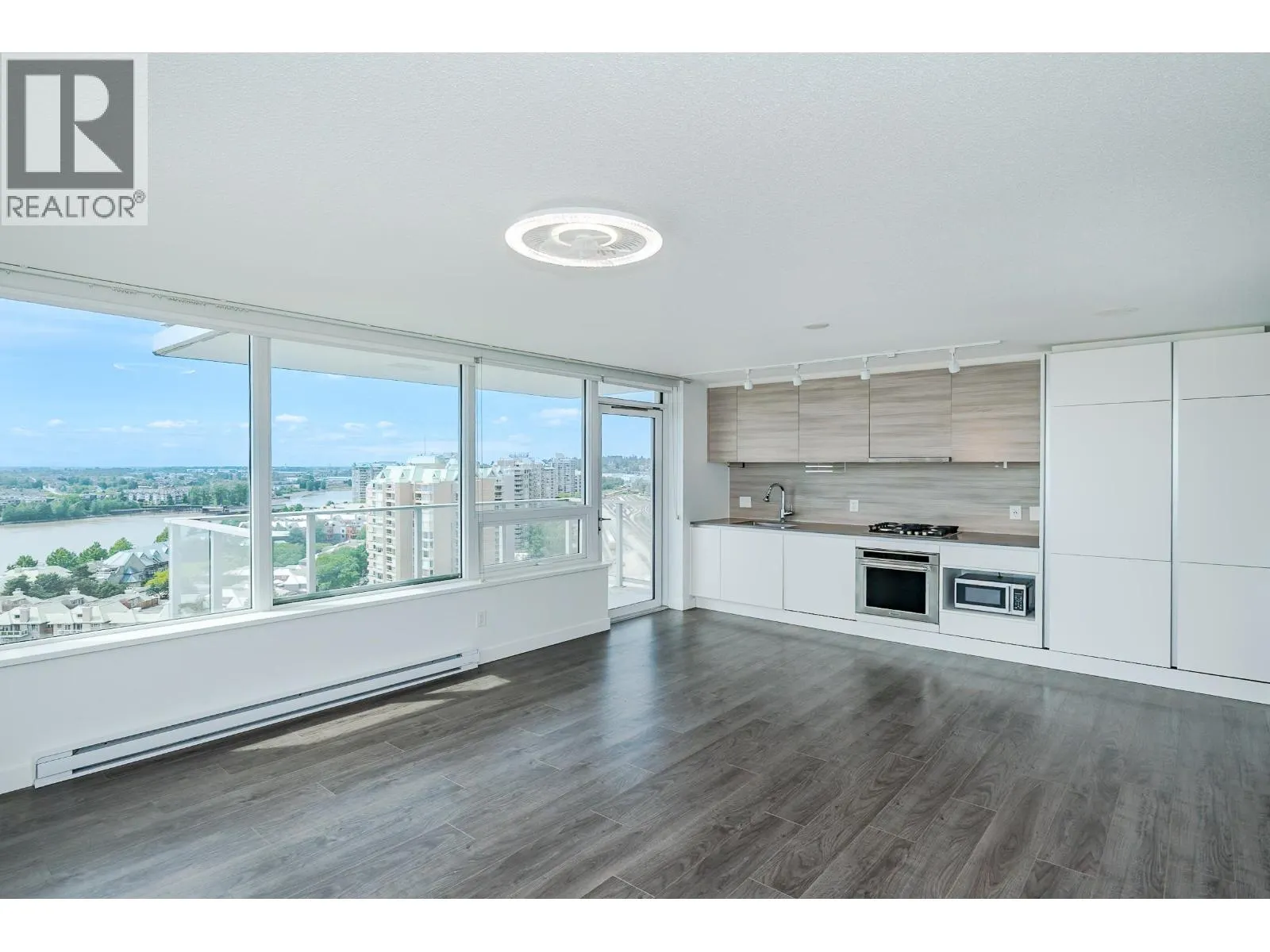 1811 988 QUAYSIDE DRIVE