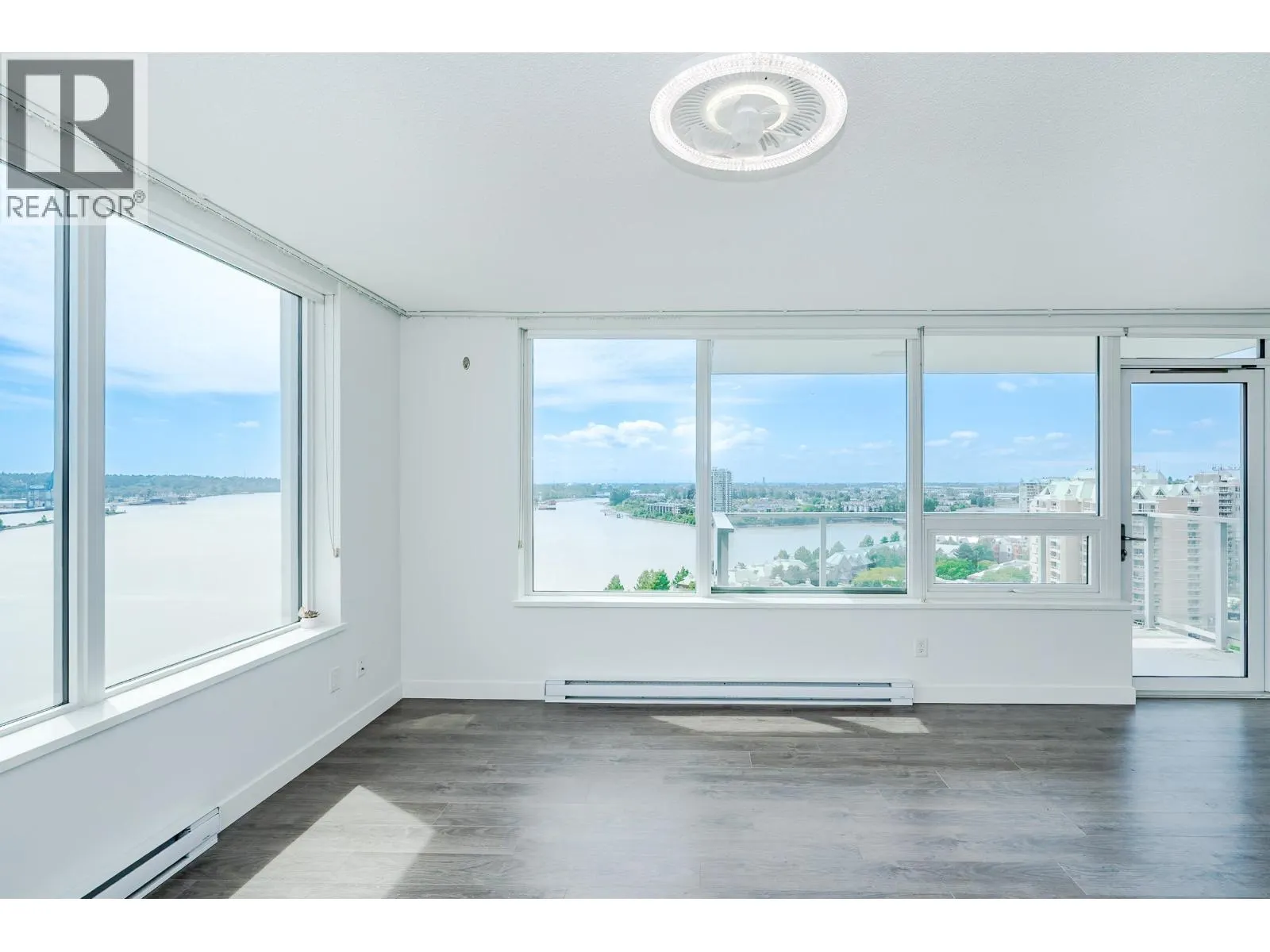 1811 988 QUAYSIDE DRIVE