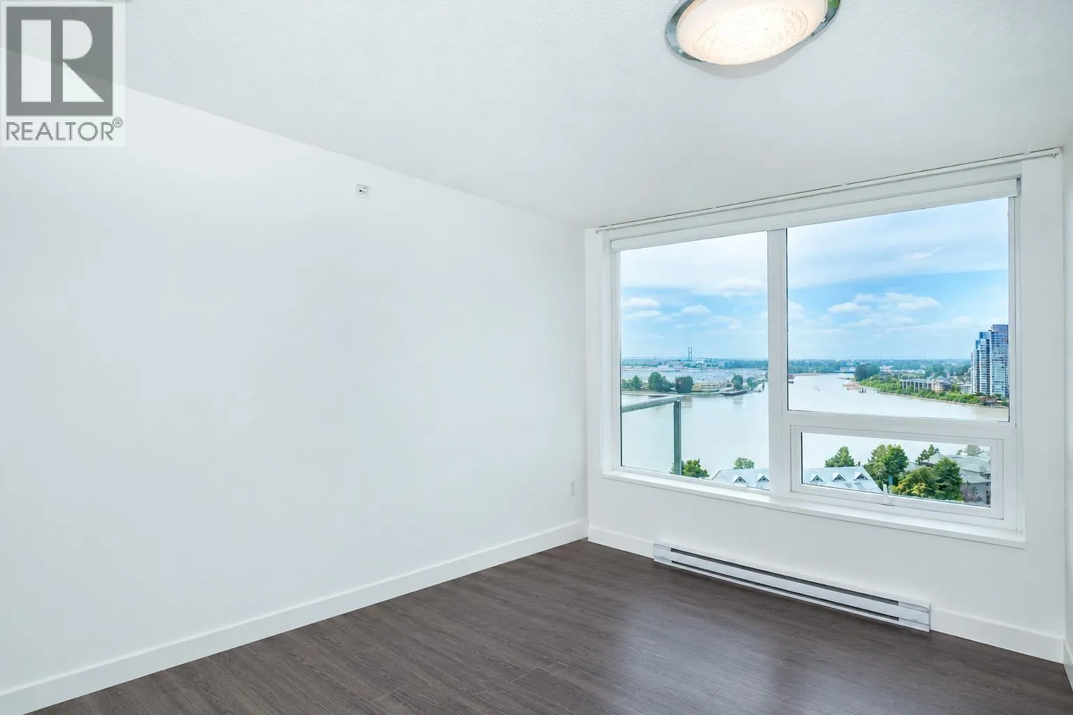 1811 988 QUAYSIDE DRIVE