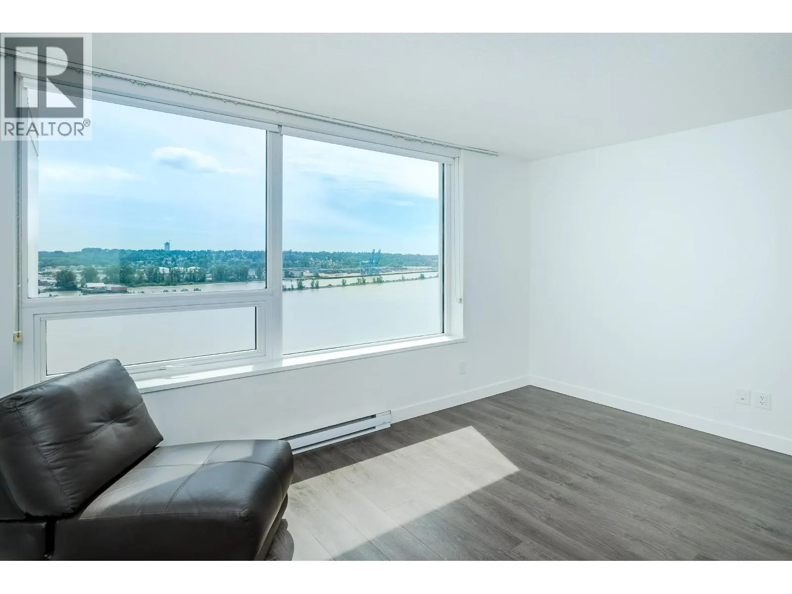 1811 988 QUAYSIDE DRIVE