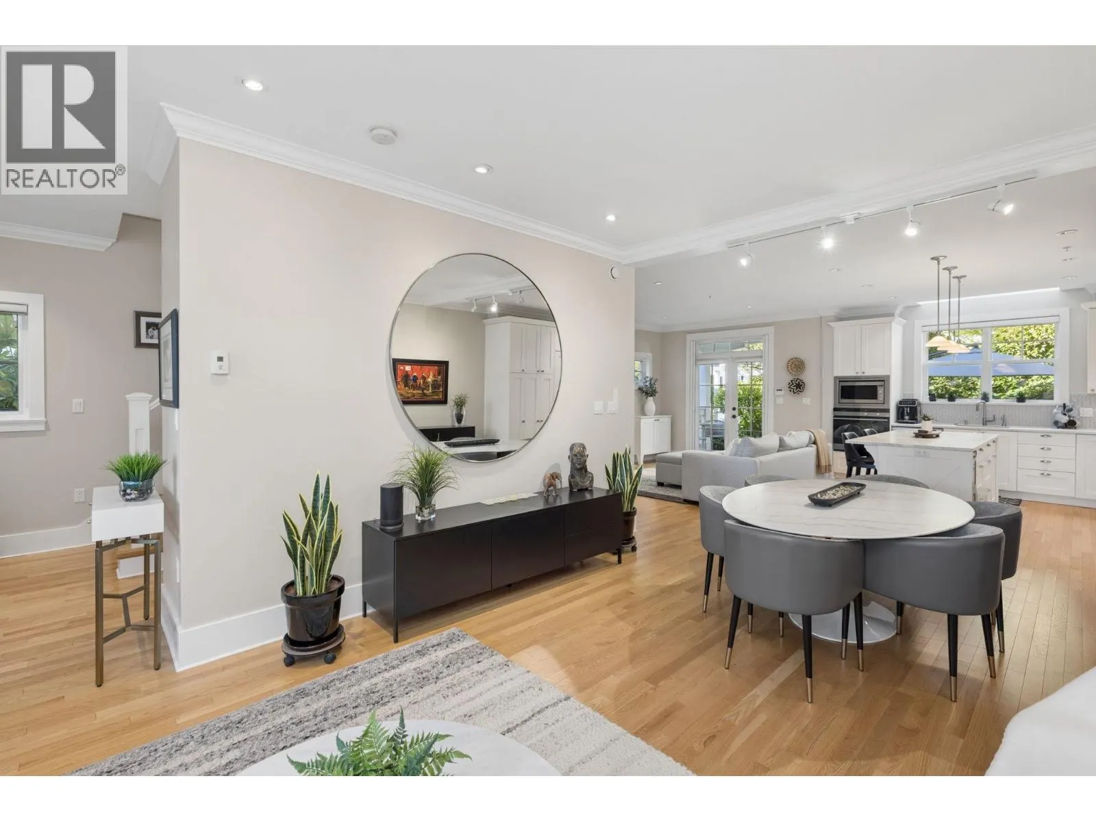 2015 ESQUIMALT AVENUE