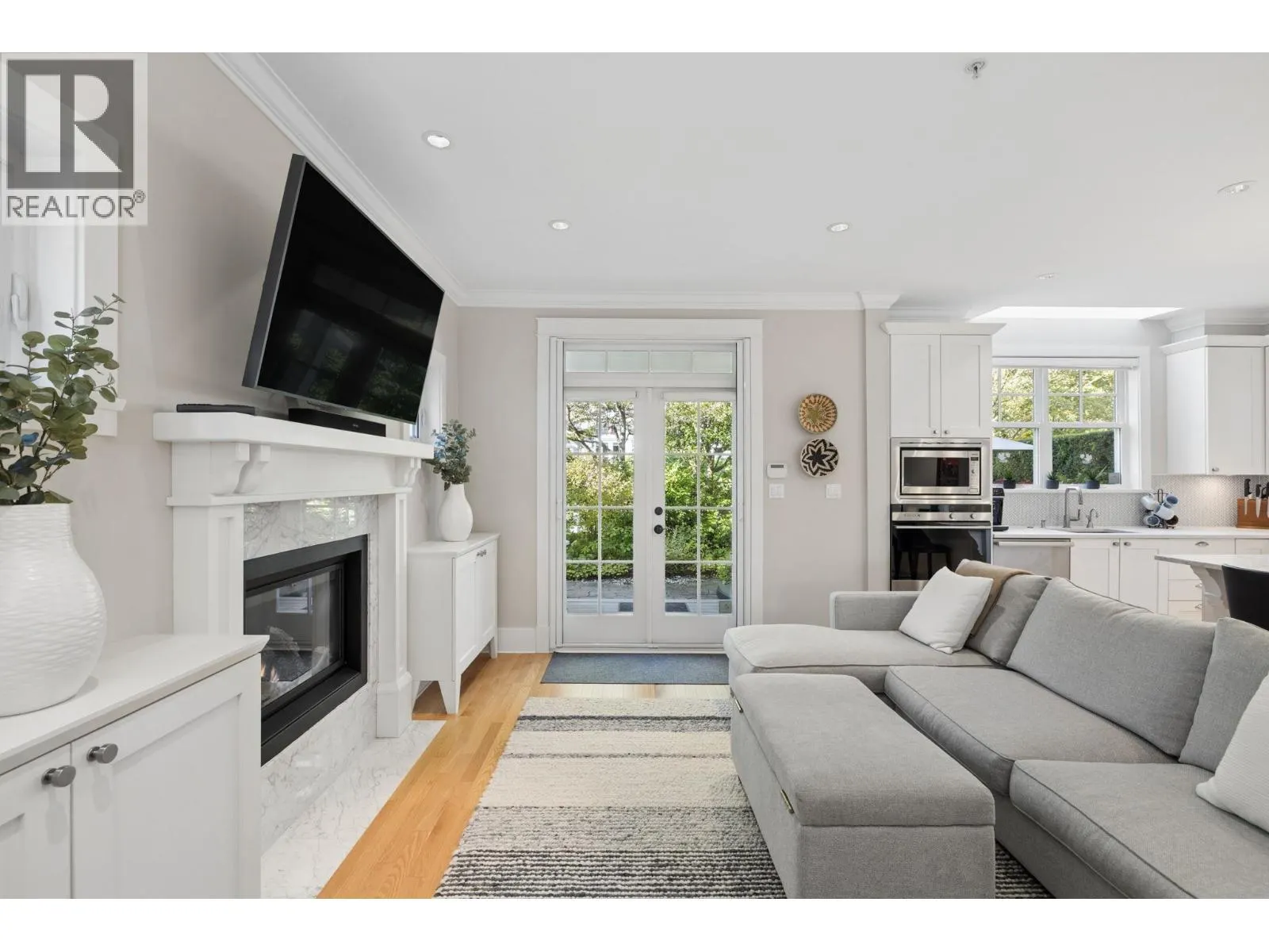 2015 ESQUIMALT AVENUE
