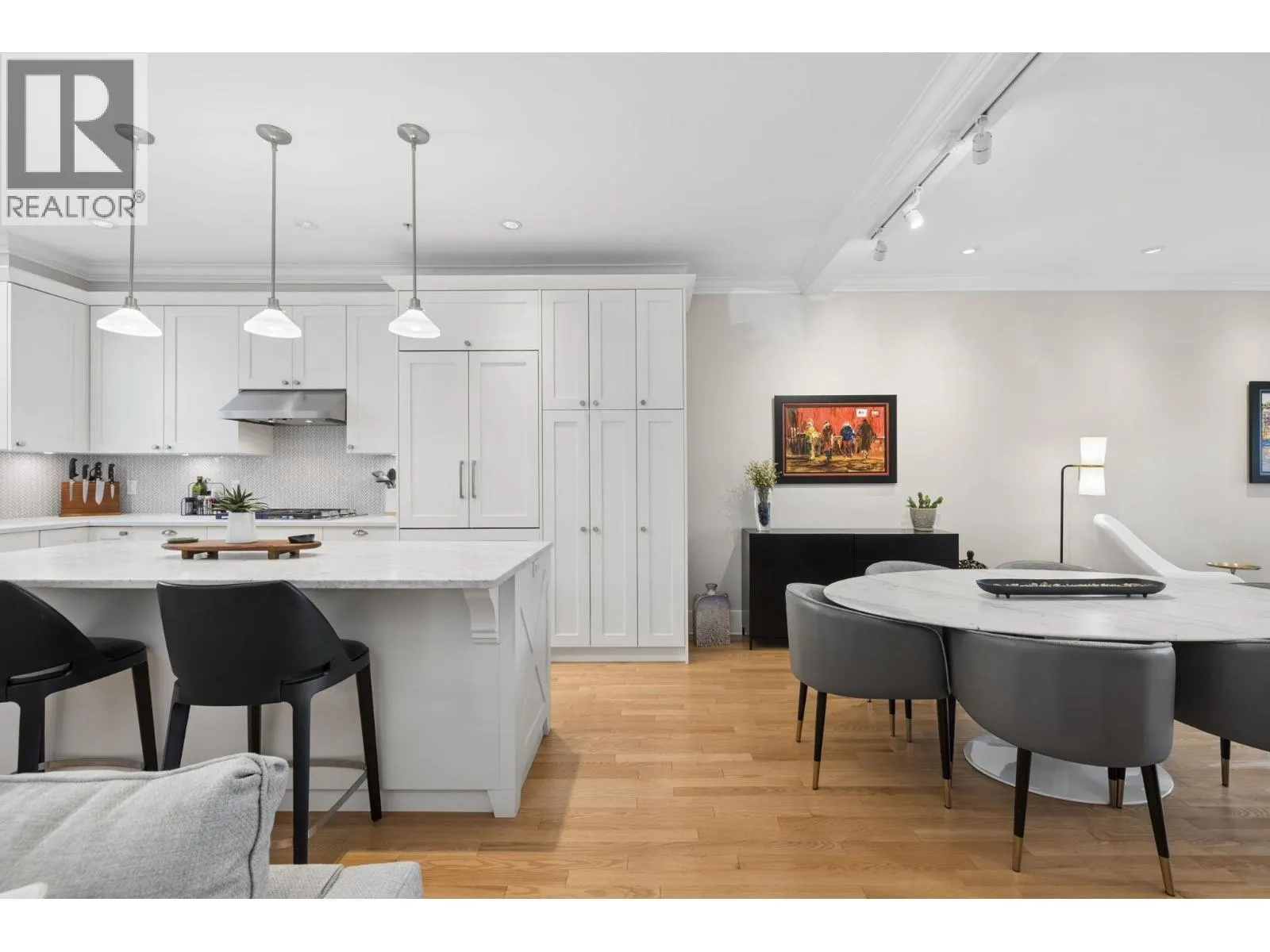 2015 ESQUIMALT AVENUE