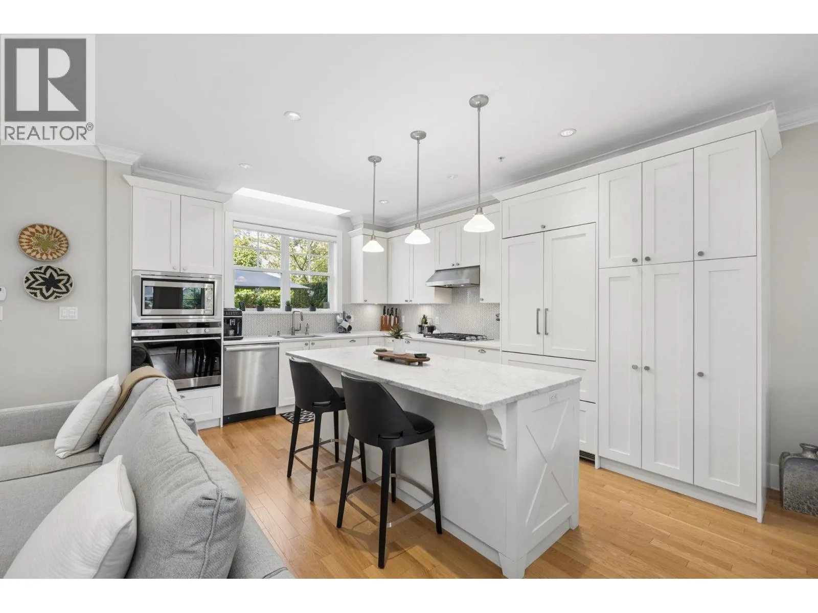 2015 ESQUIMALT AVENUE