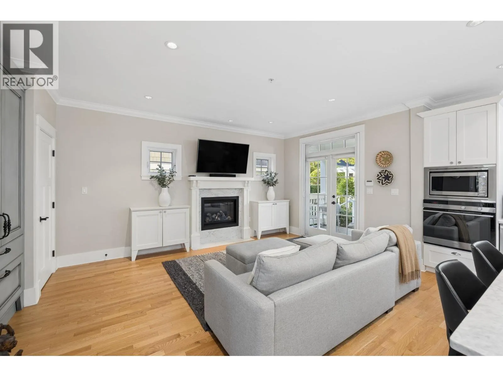2015 ESQUIMALT AVENUE