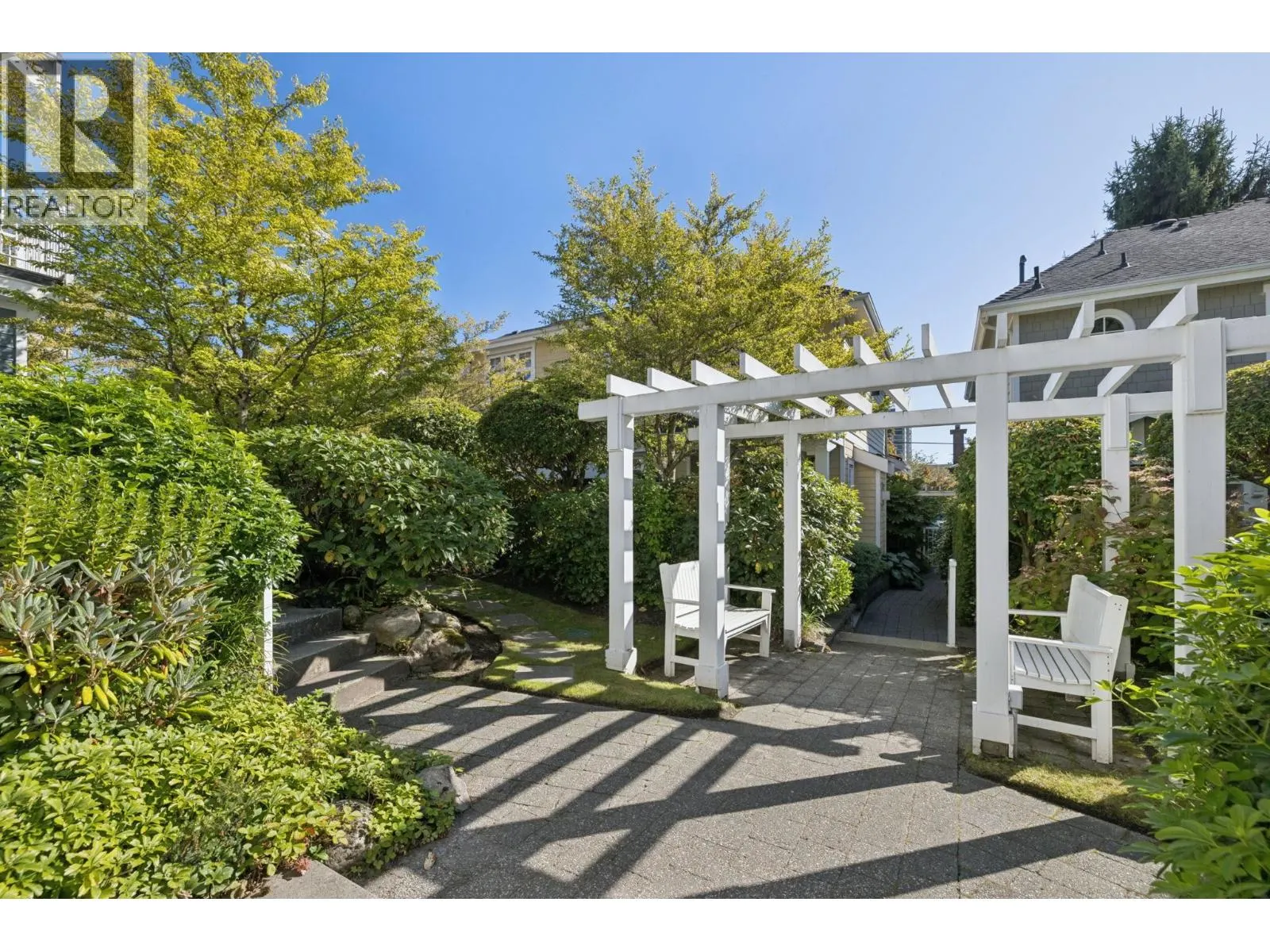 2015 ESQUIMALT AVENUE