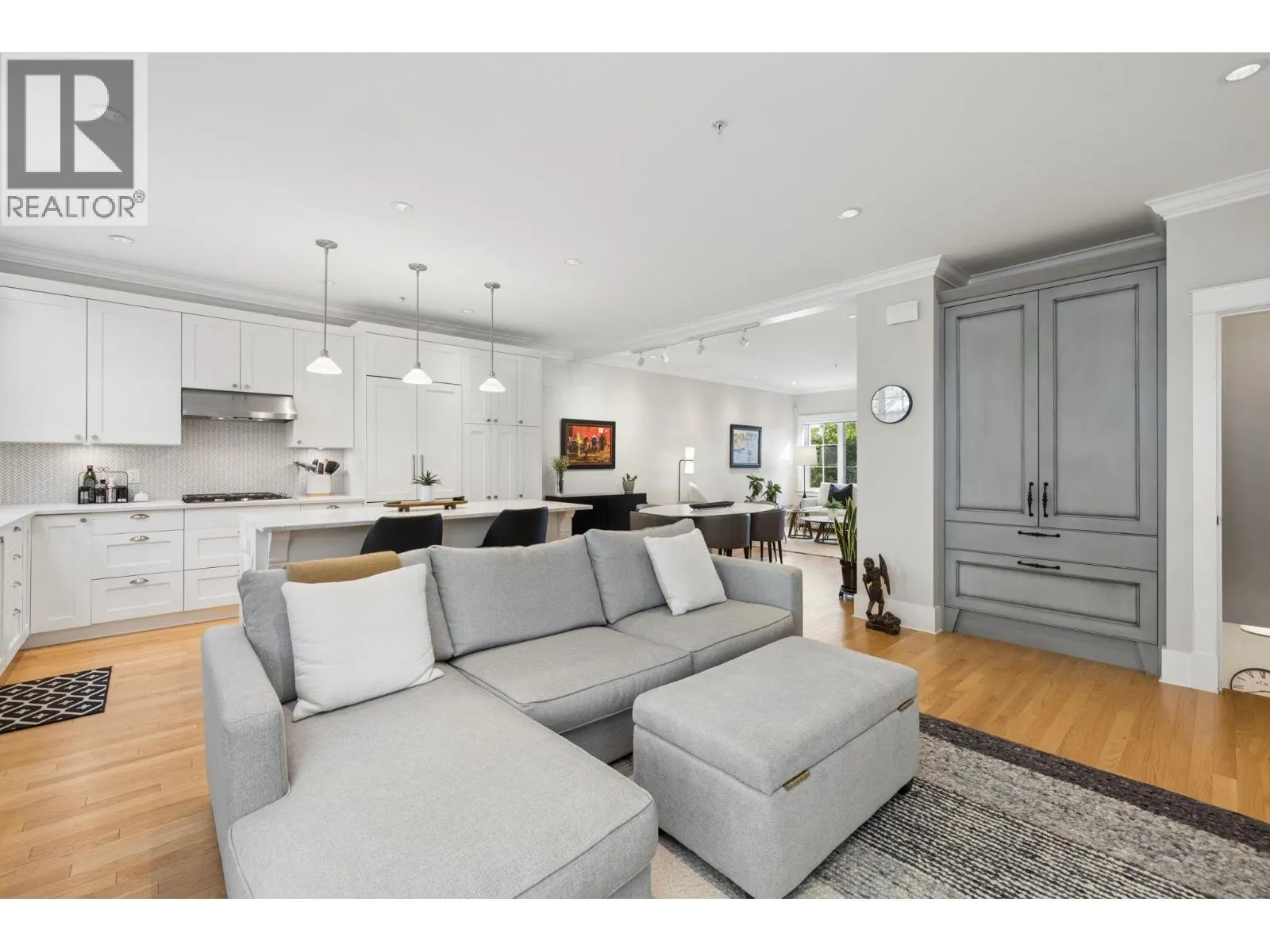 2015 ESQUIMALT AVENUE
