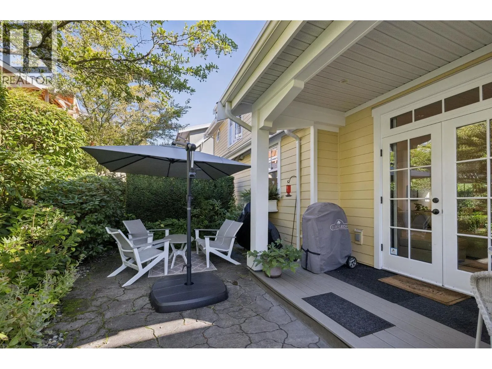 2015 ESQUIMALT AVENUE