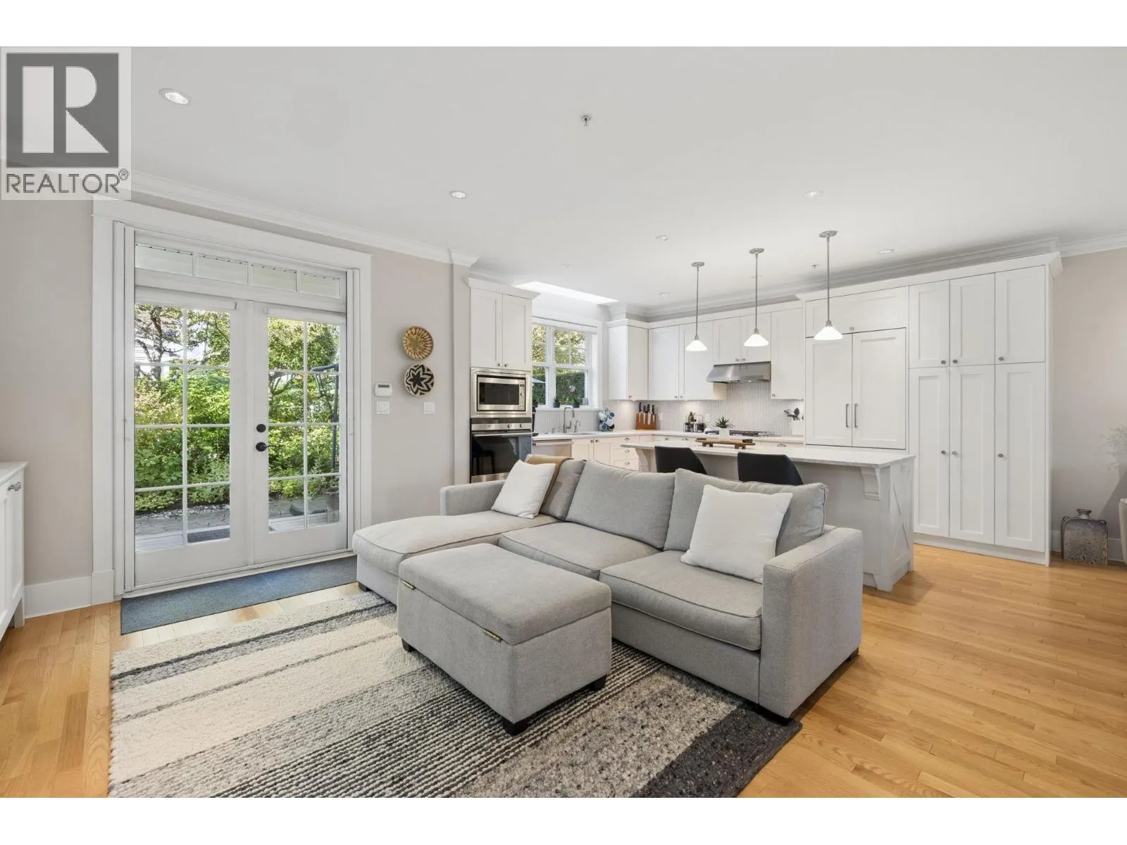 2015 ESQUIMALT AVENUE