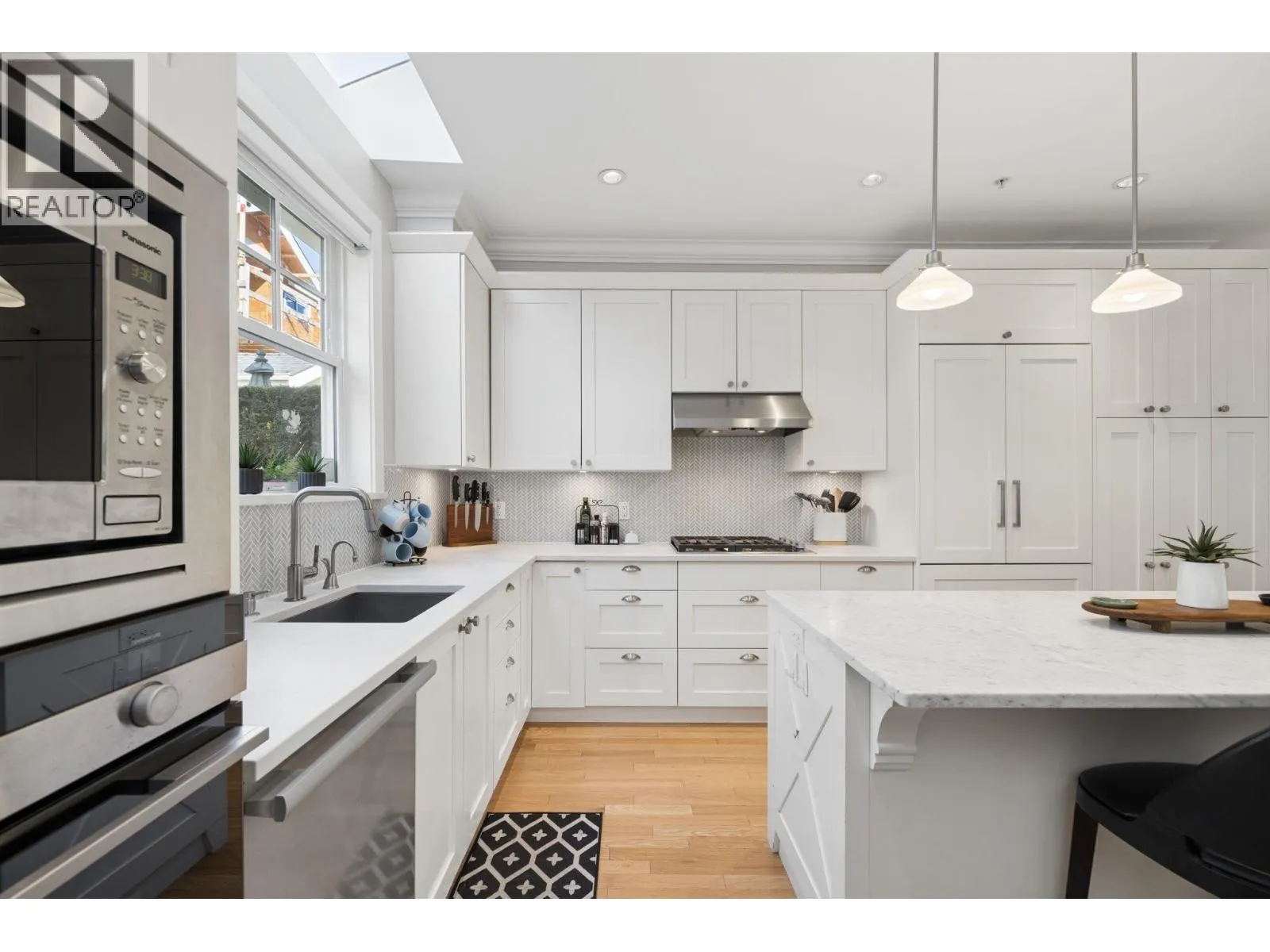 2015 ESQUIMALT AVENUE