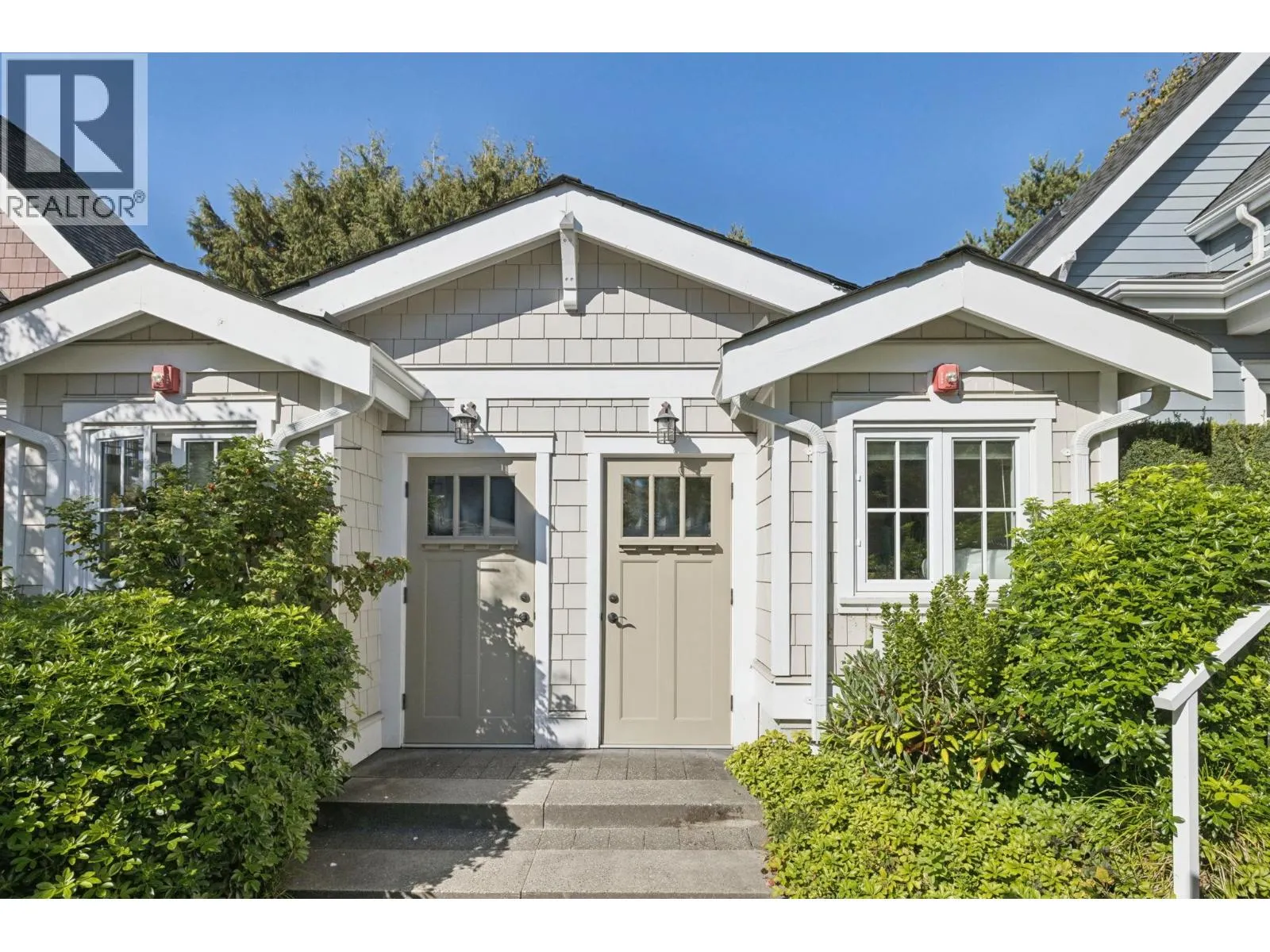 2015 ESQUIMALT AVENUE