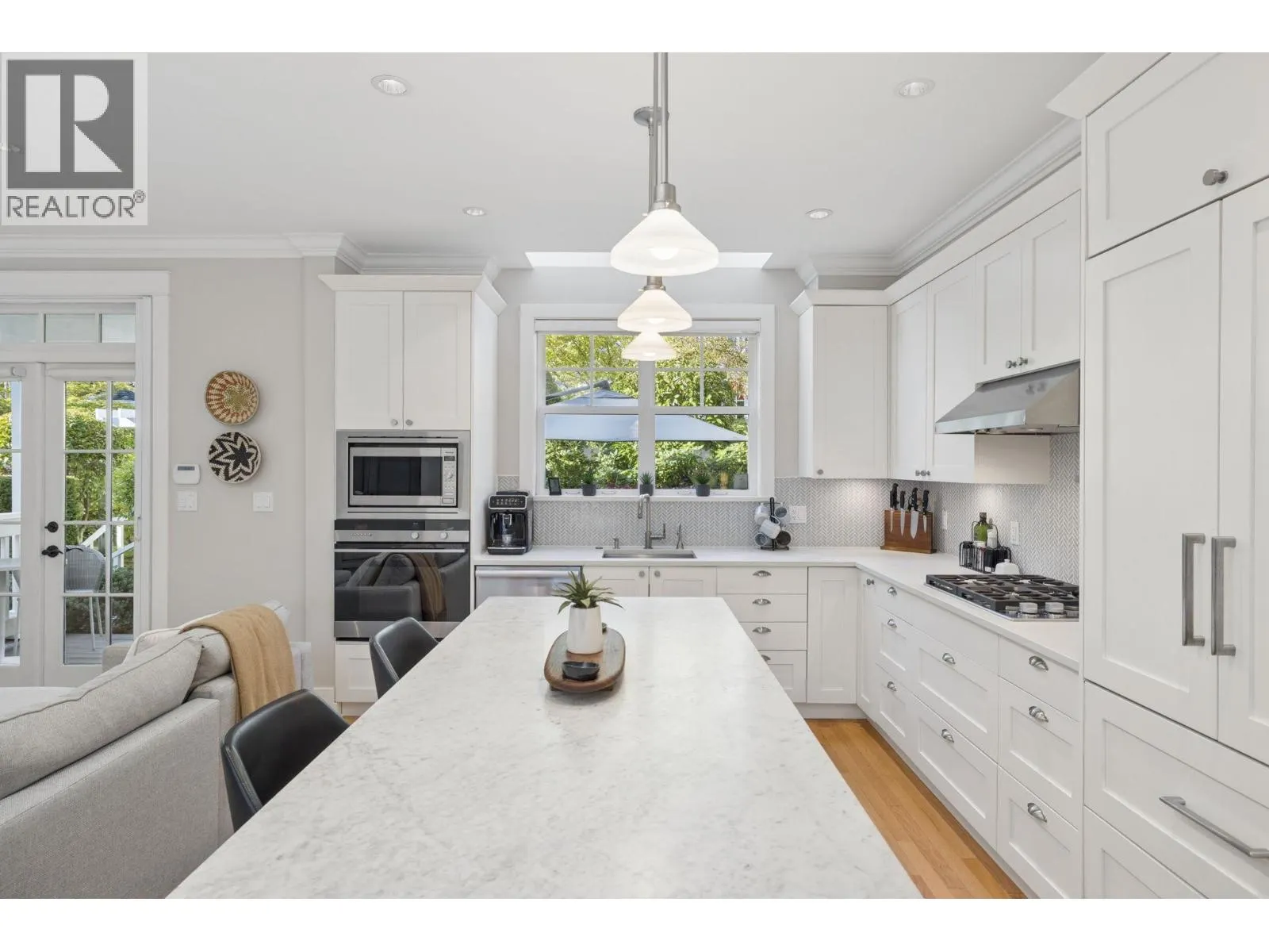2015 ESQUIMALT AVENUE