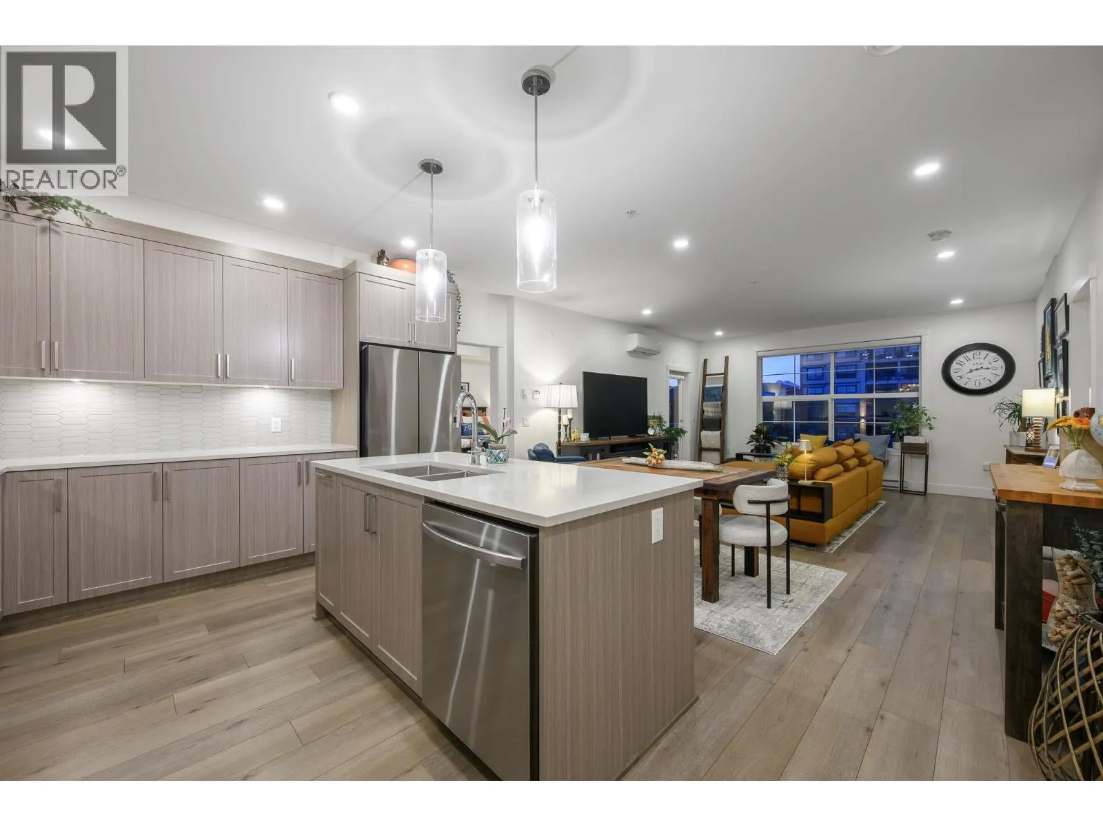 316 22633 SELKIRK AVENUE