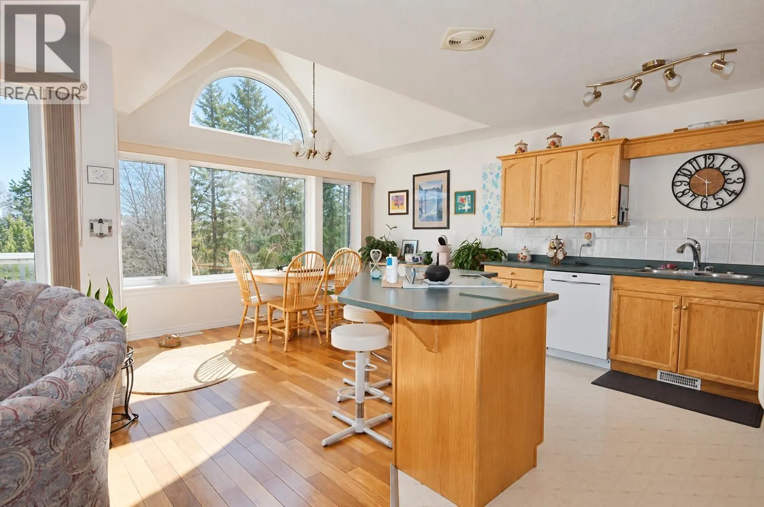 10 11 EAGLE CRESCENT