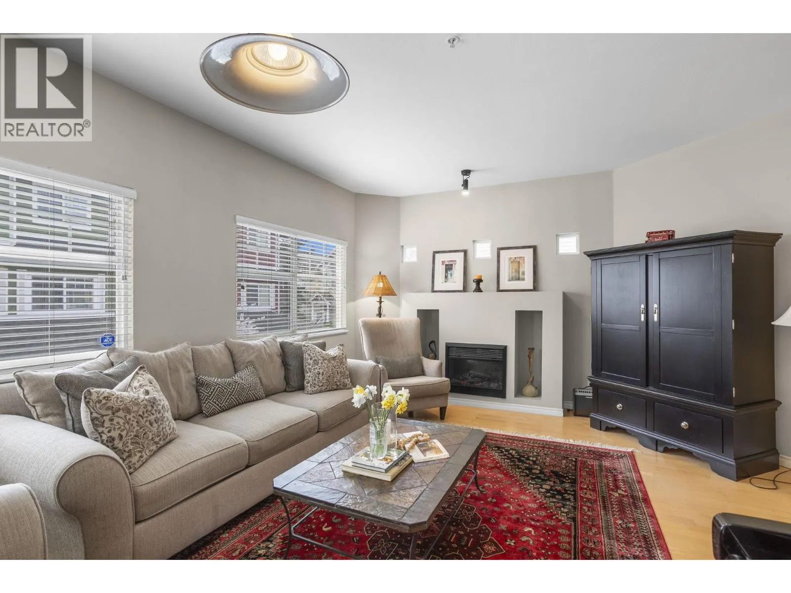 32 1108 RIVERSIDE CLOSE