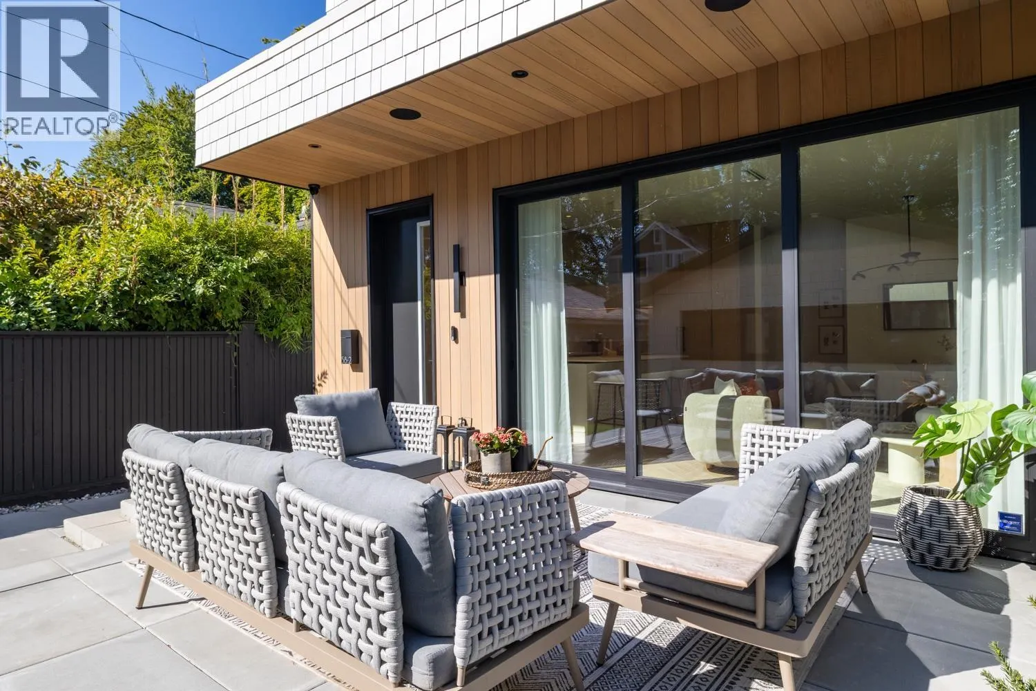 2 58 E 40TH AVENUE