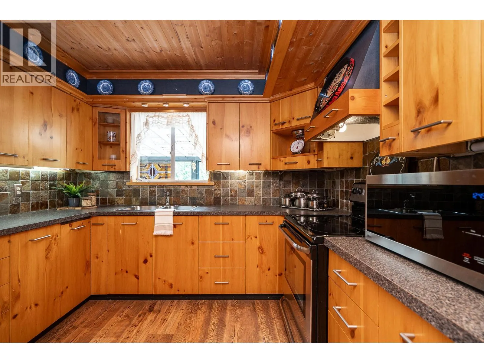 3554 HASTINGS STREET