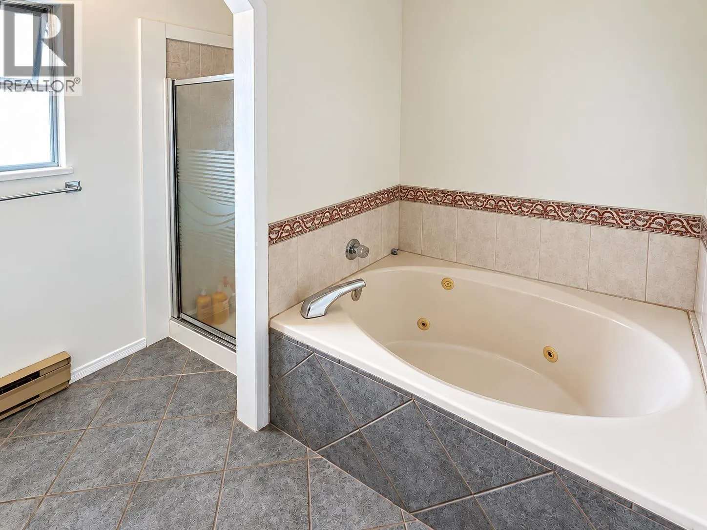 175 1140 CASTLE CRESCENT