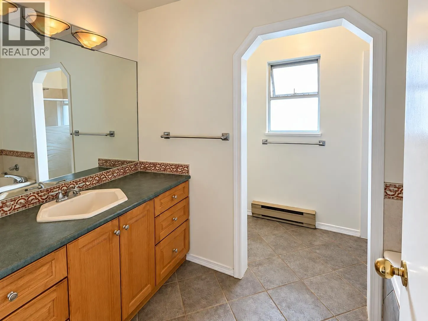 175 1140 CASTLE CRESCENT