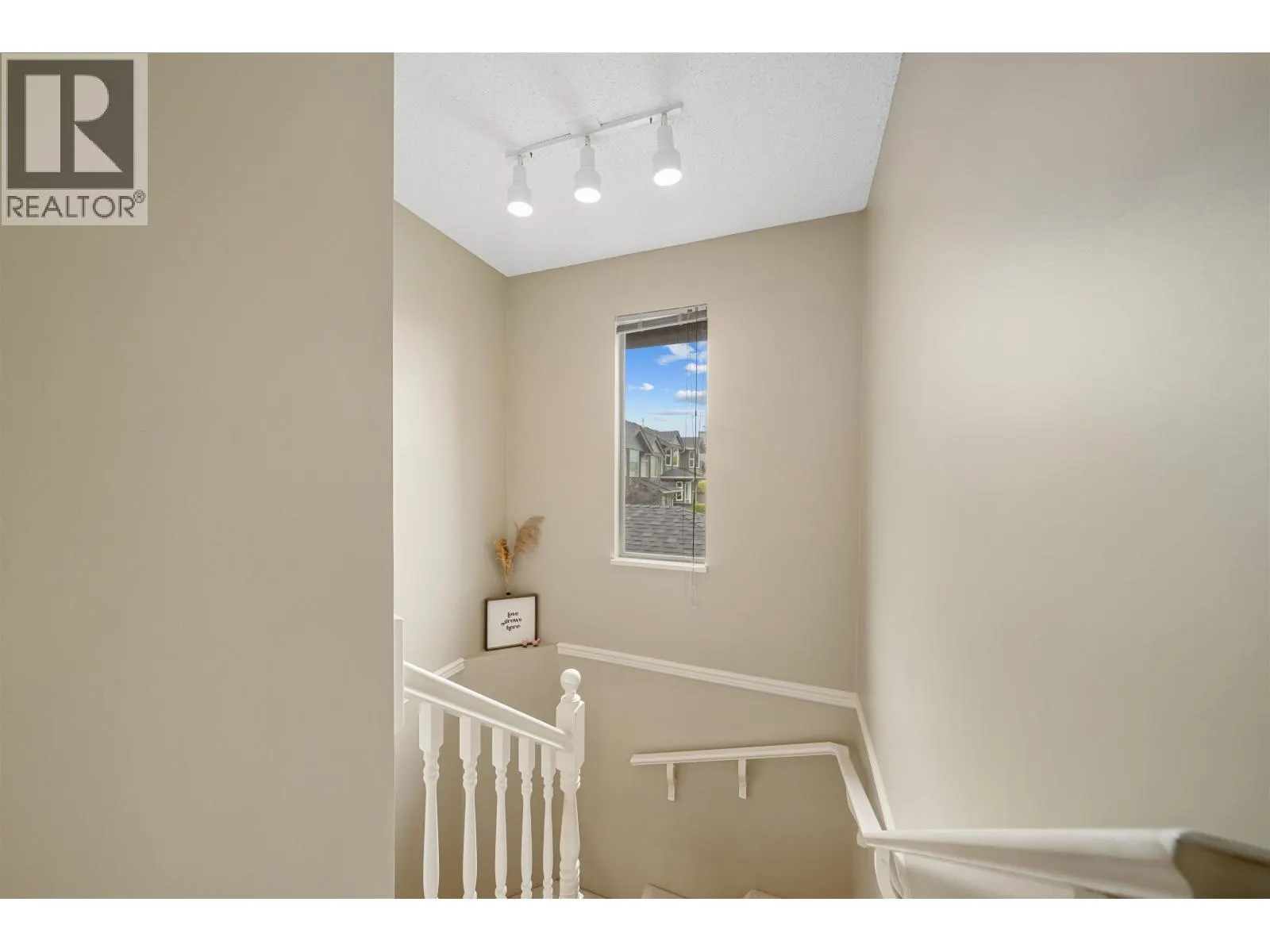 175 1140 CASTLE CRESCENT