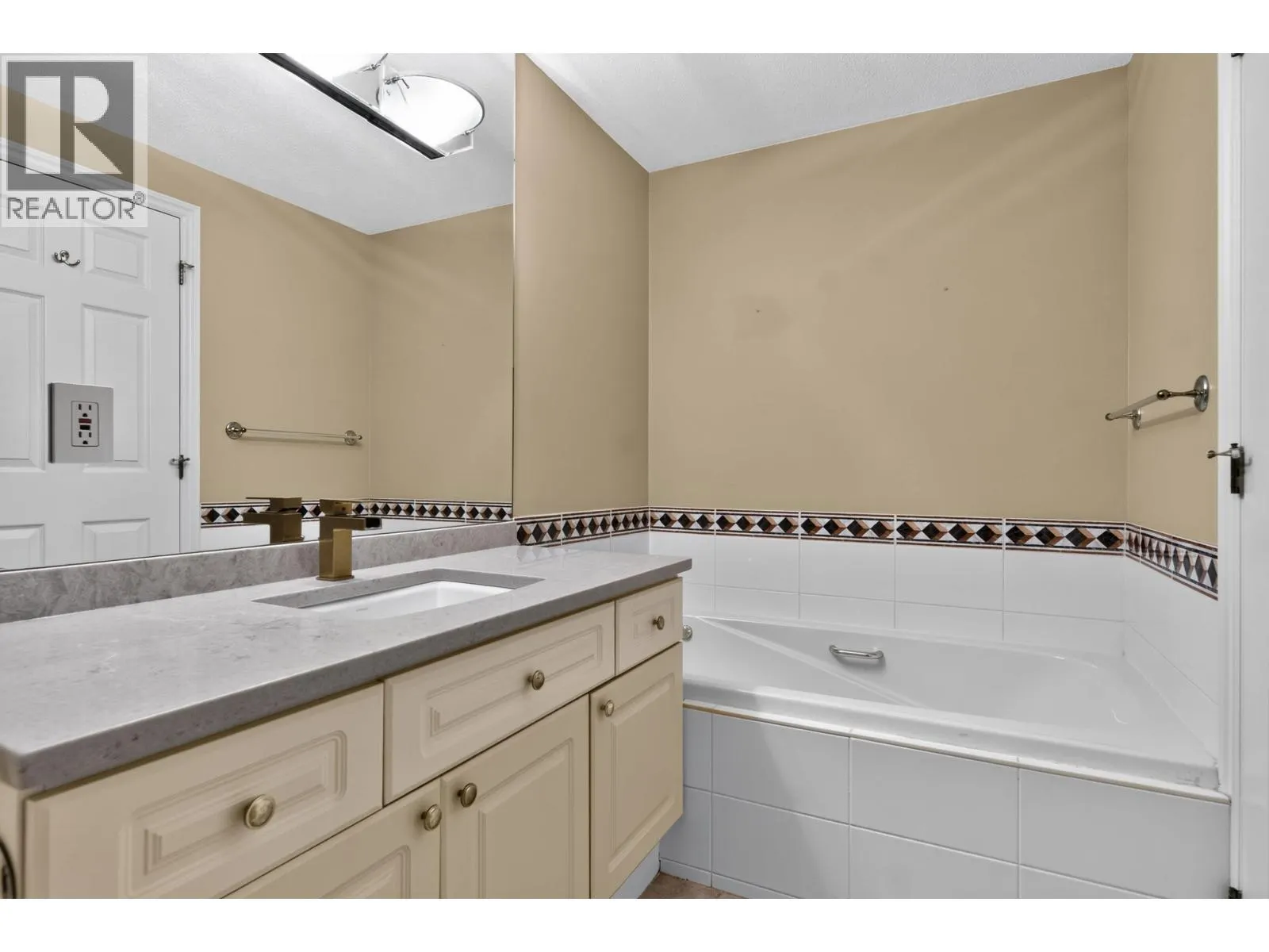 404 1400 VIEW CRESCENT