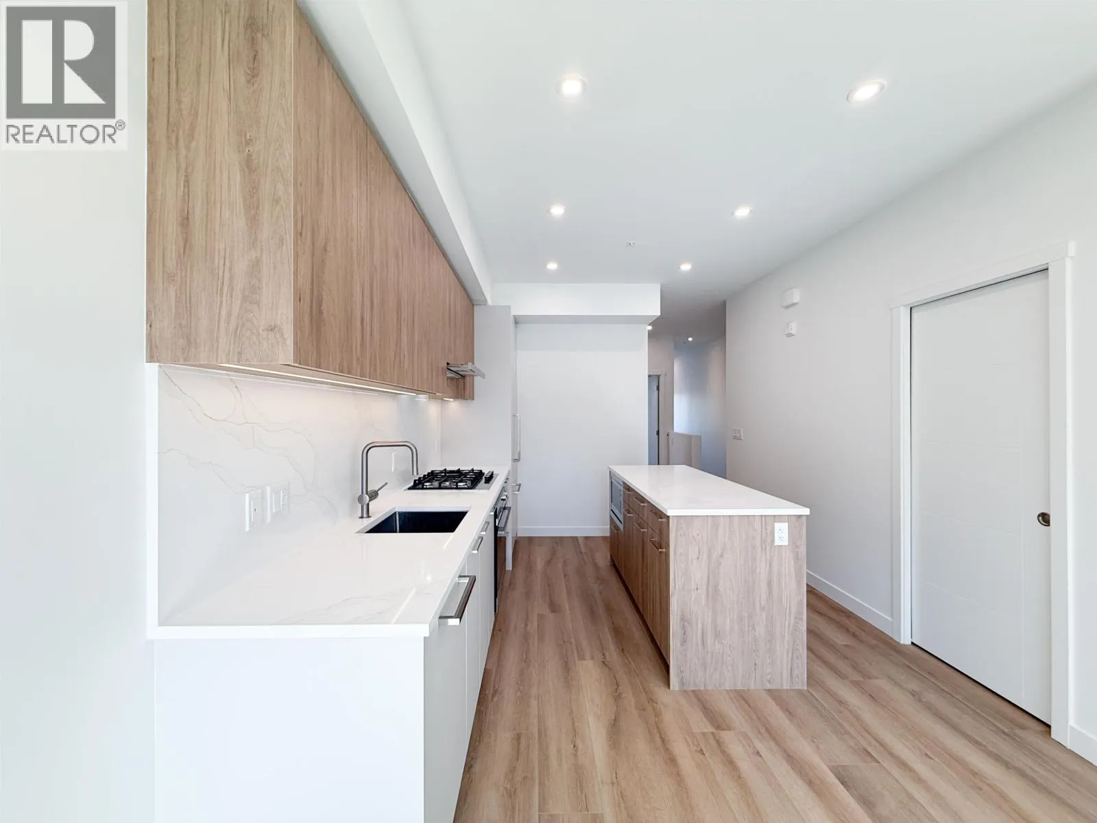 303 606 MADORE AVENUE