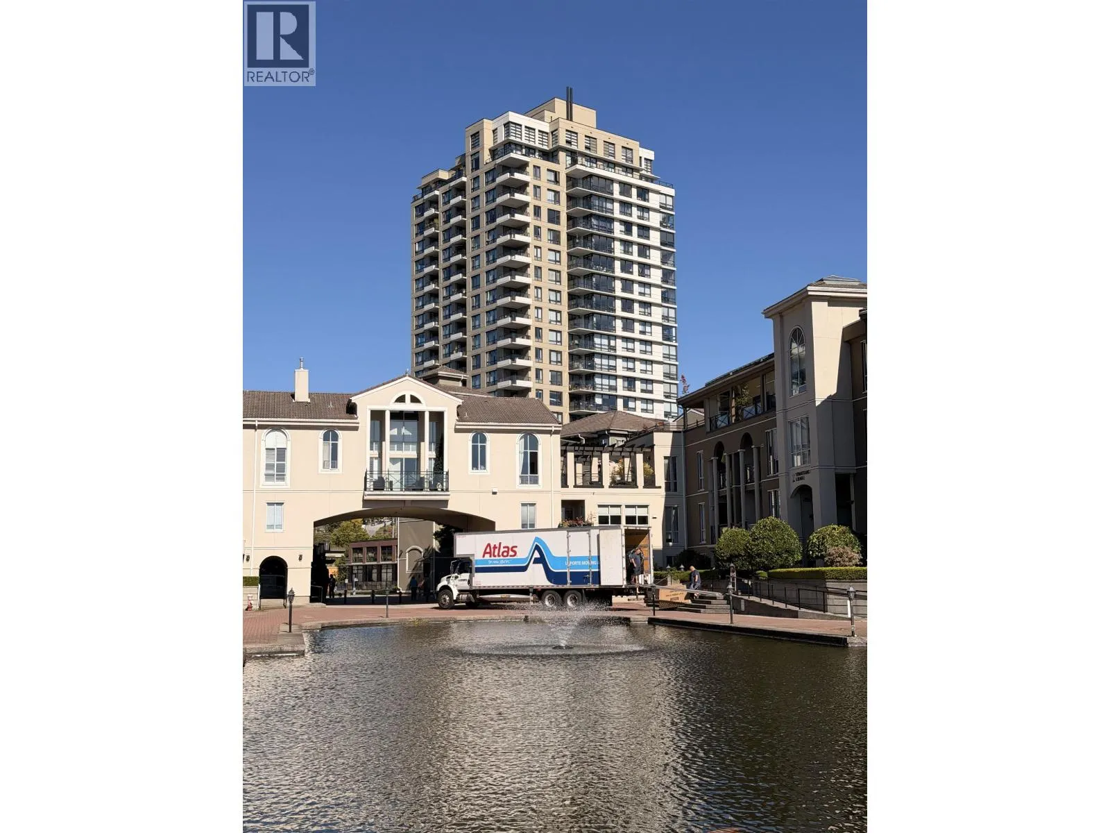 1 RENAISSANCE SQUARE