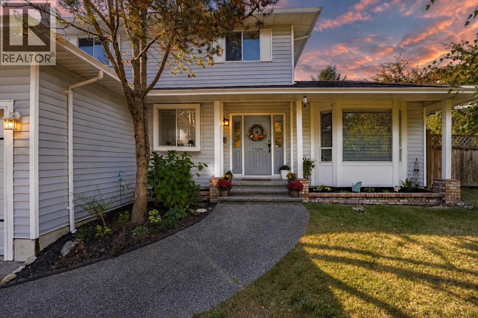 1328 HONEYSUCKLE LANE