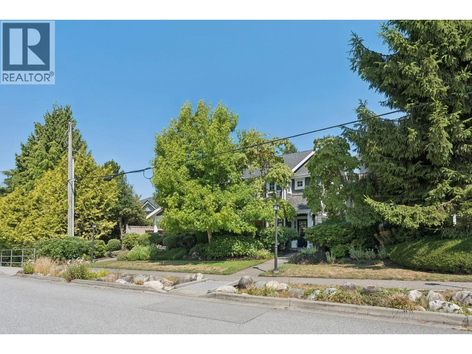 2071 ESQUIMALT AVENUE