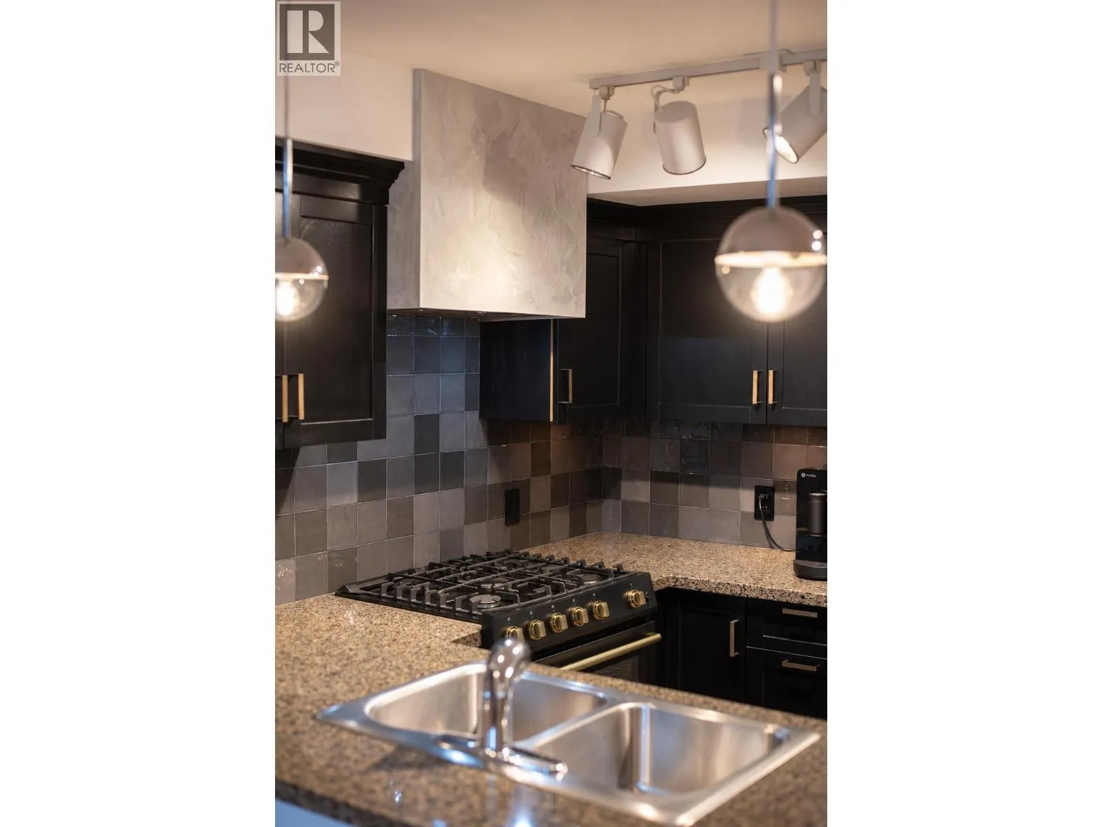 211 10 RENAISSANCE SQUARE