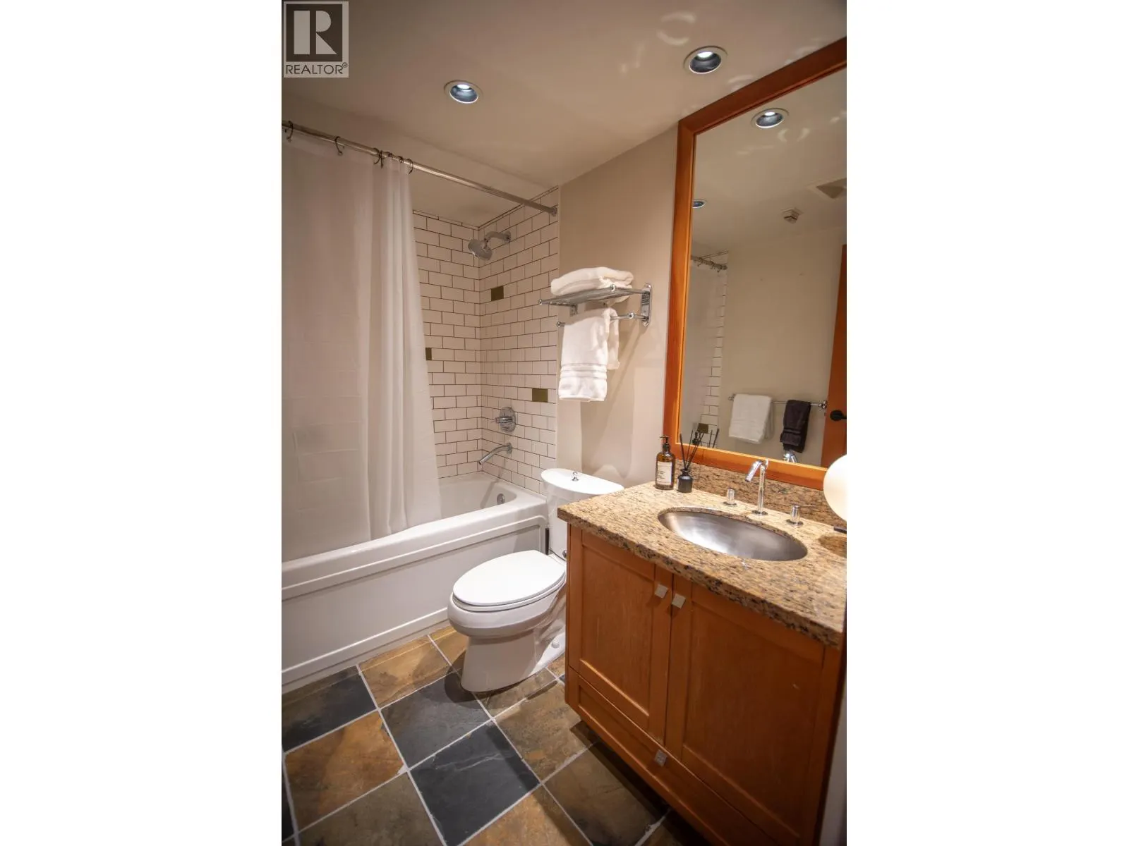 211 10 RENAISSANCE SQUARE