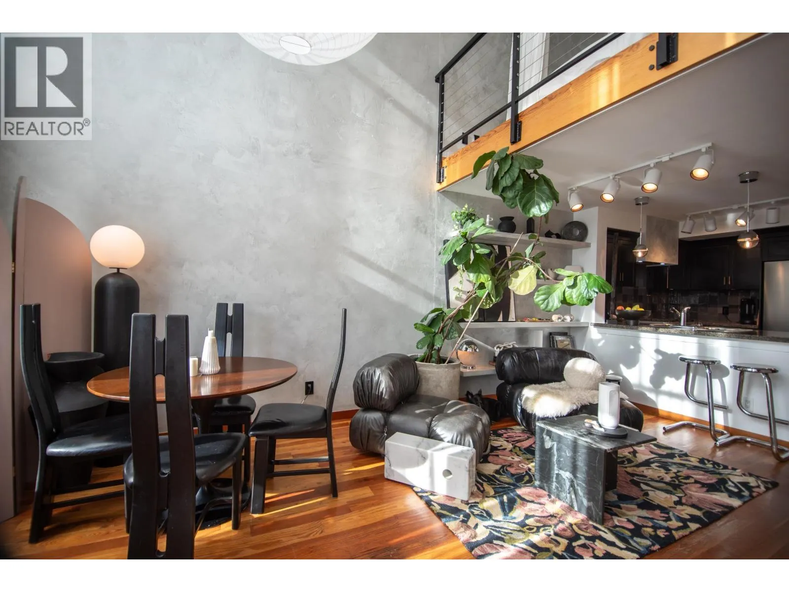 211 10 RENAISSANCE SQUARE