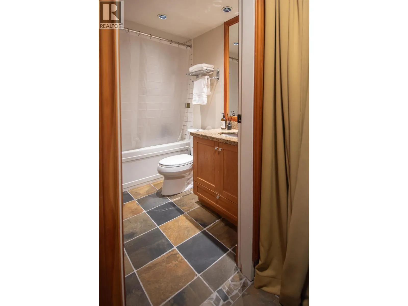 211 10 RENAISSANCE SQUARE