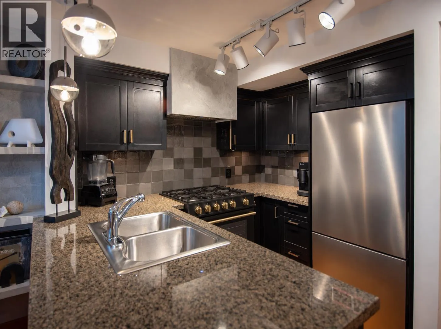 211 10 RENAISSANCE SQUARE