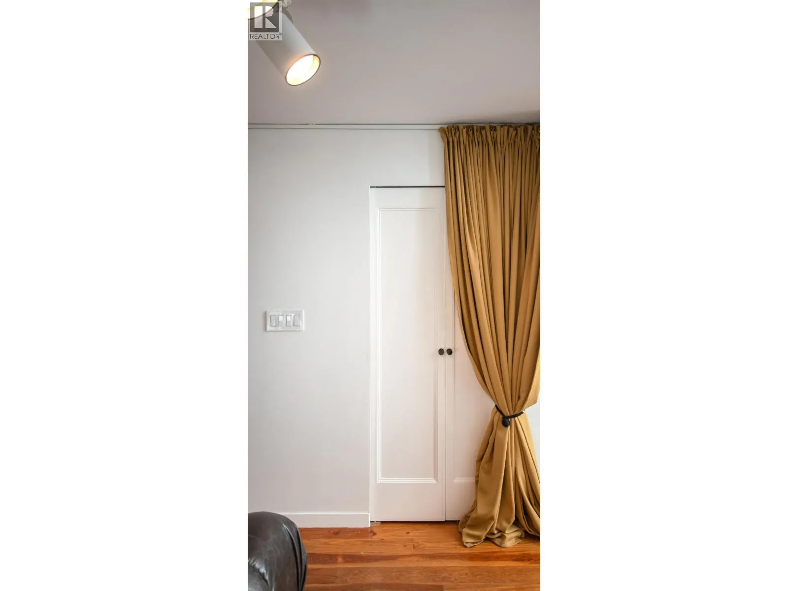 211 10 RENAISSANCE SQUARE