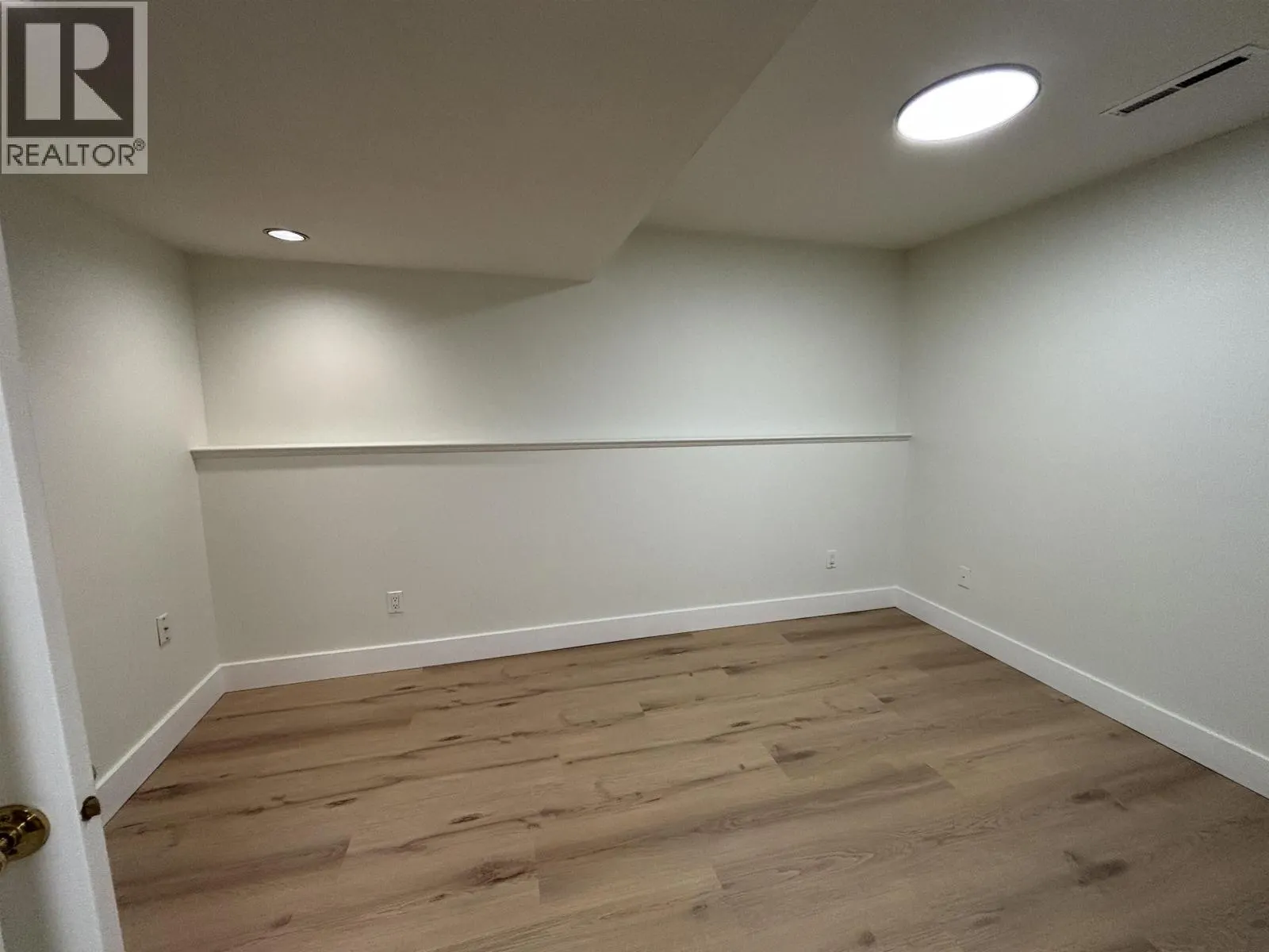 941 SELKIRK CRESCENT