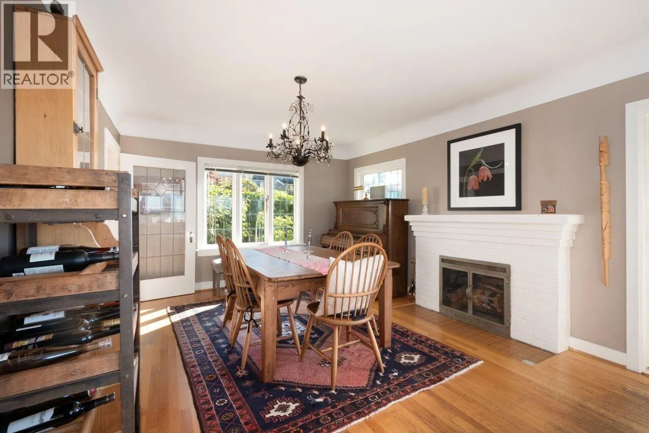1104 ESQUIMALT AVENUE
