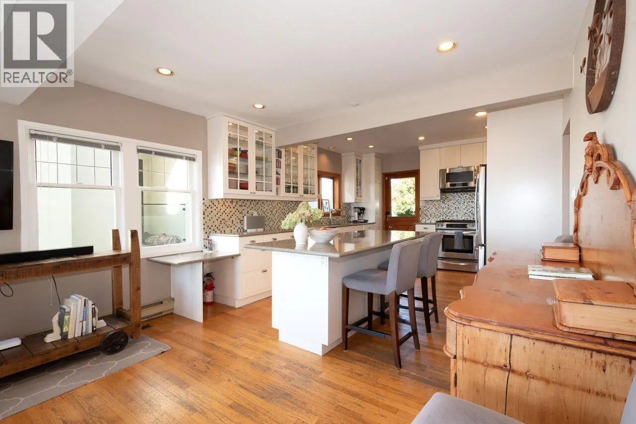 1104 ESQUIMALT AVENUE
