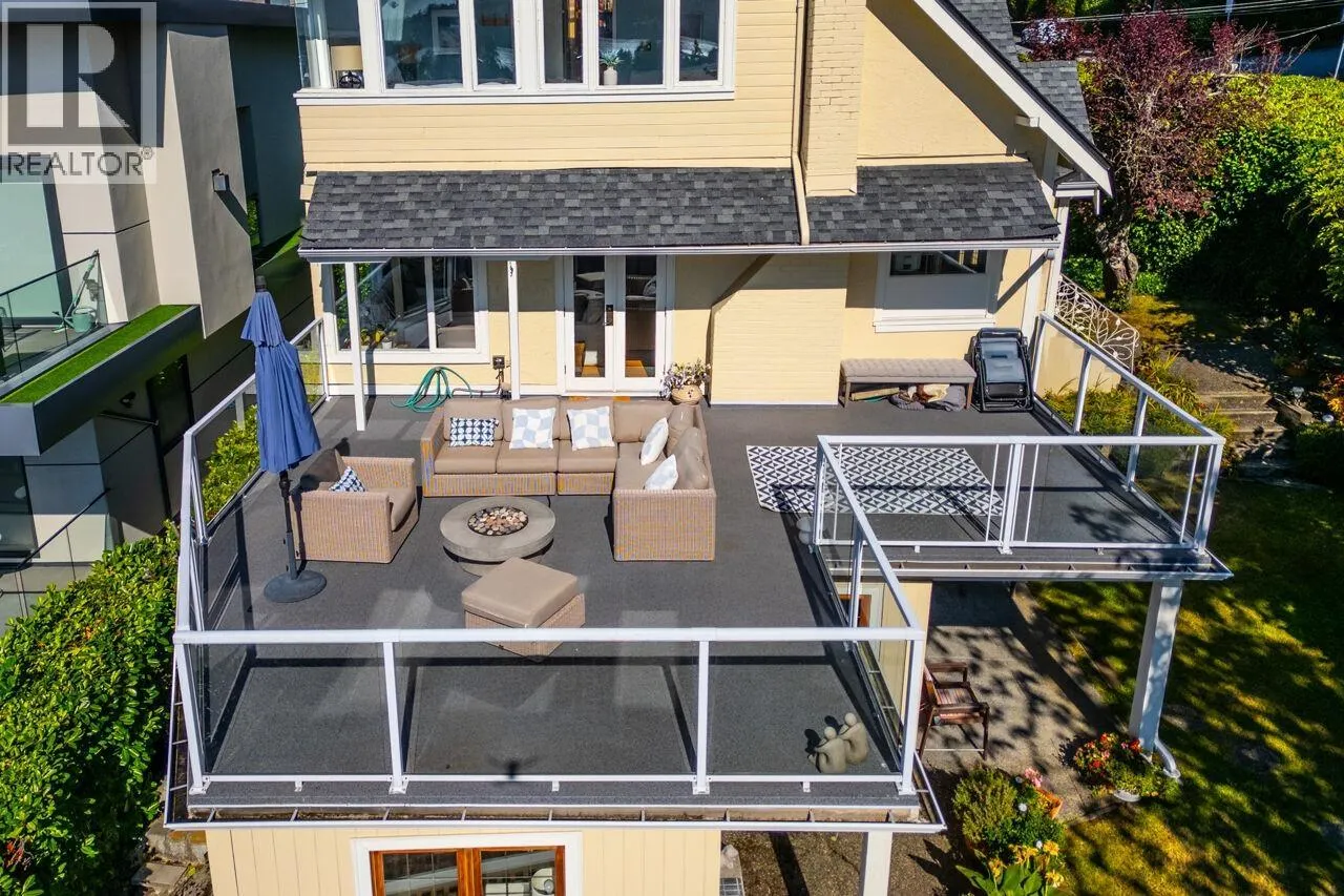 1104 ESQUIMALT AVENUE