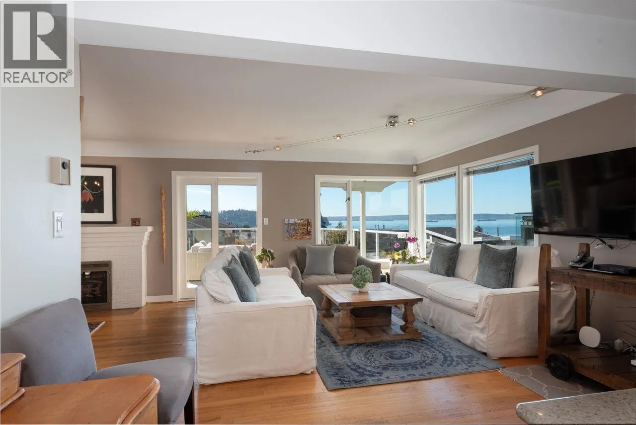 1104 ESQUIMALT AVENUE