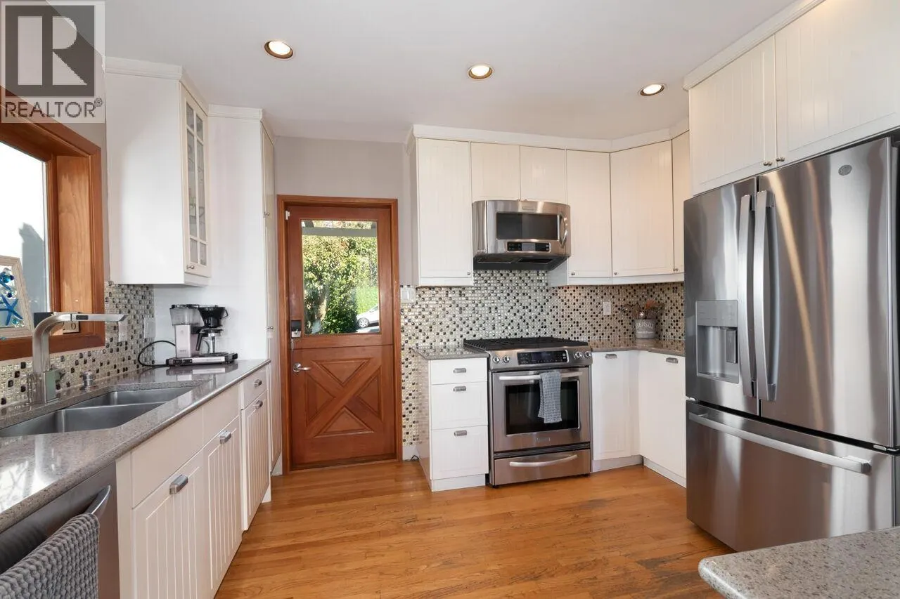 1104 ESQUIMALT AVENUE