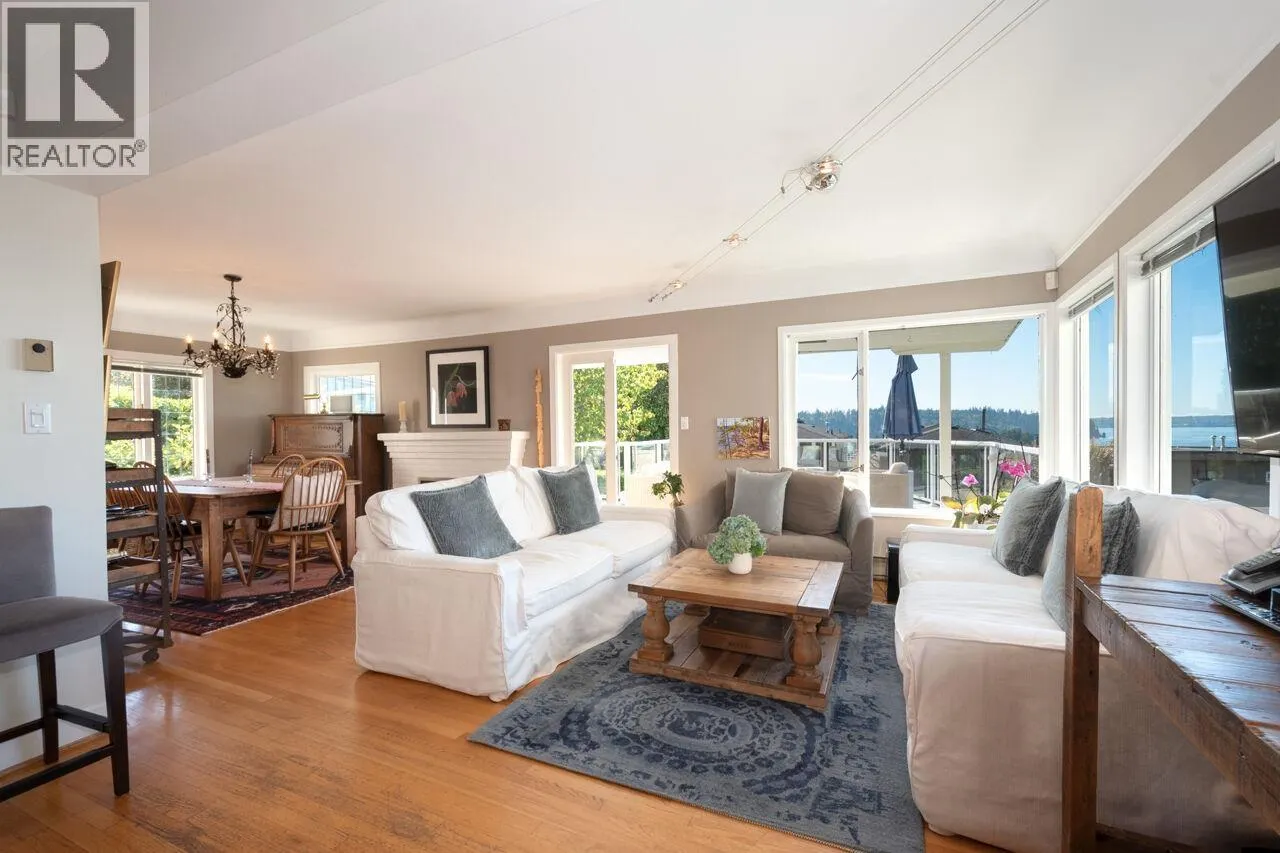 1104 ESQUIMALT AVENUE