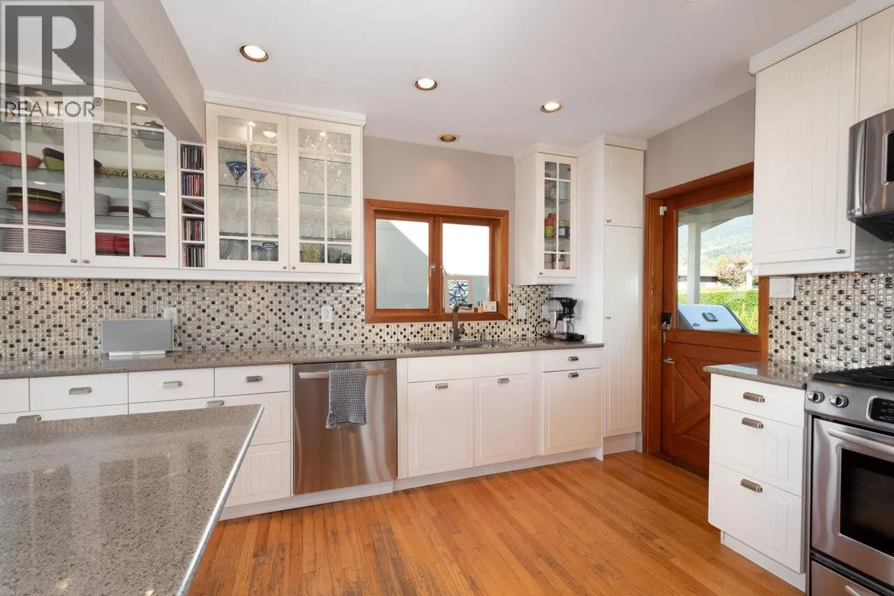 1104 ESQUIMALT AVENUE