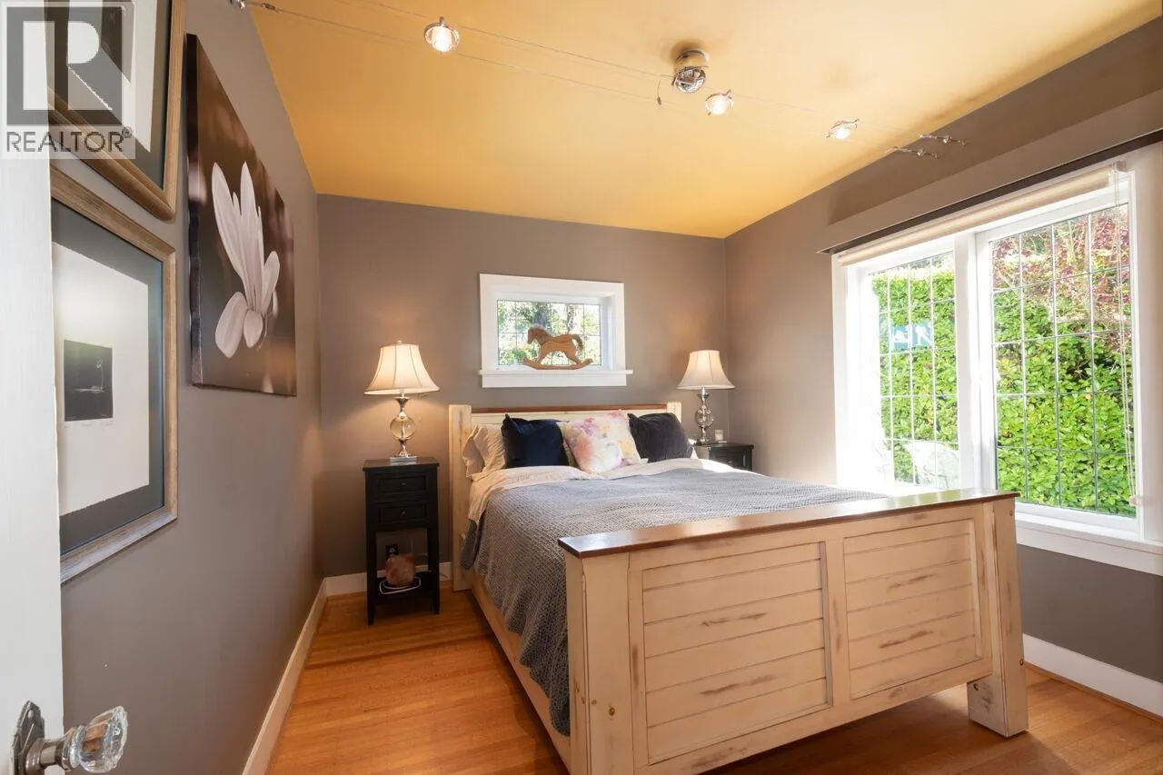 1104 ESQUIMALT AVENUE