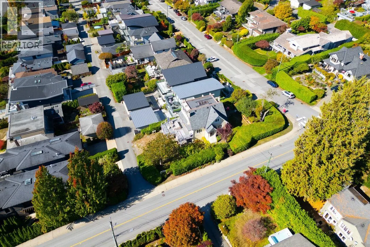 1104 ESQUIMALT AVENUE