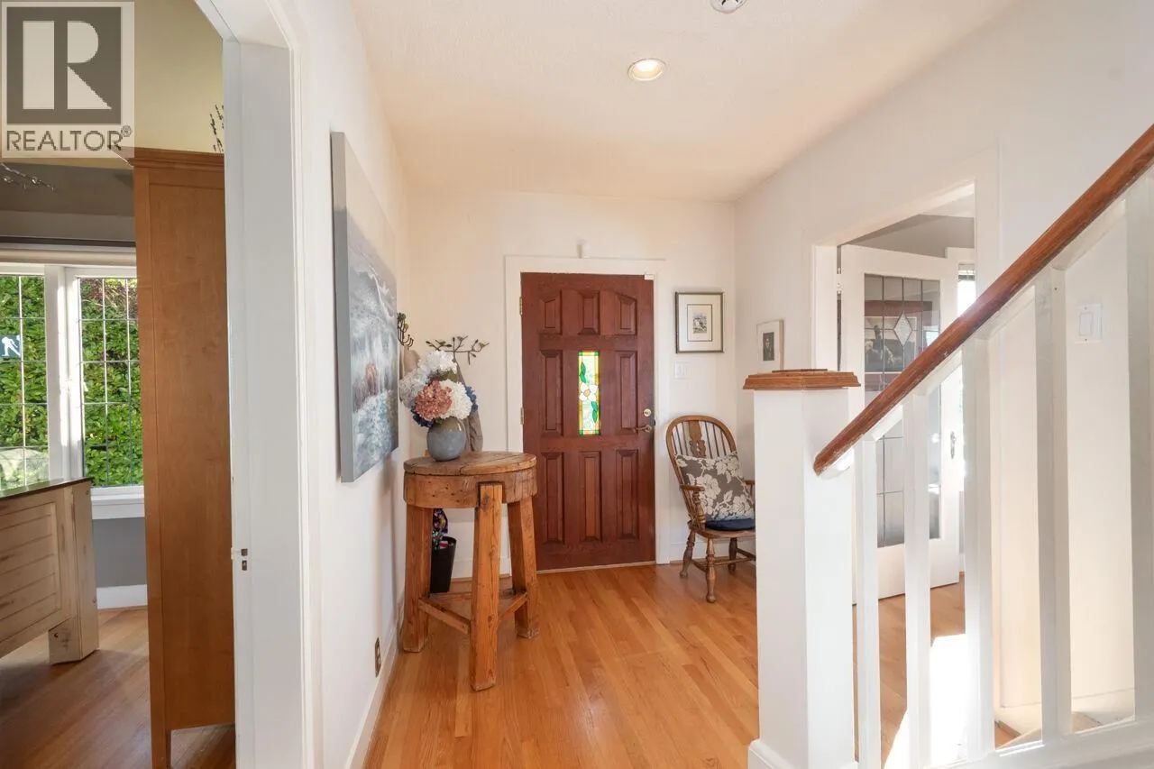 1104 ESQUIMALT AVENUE