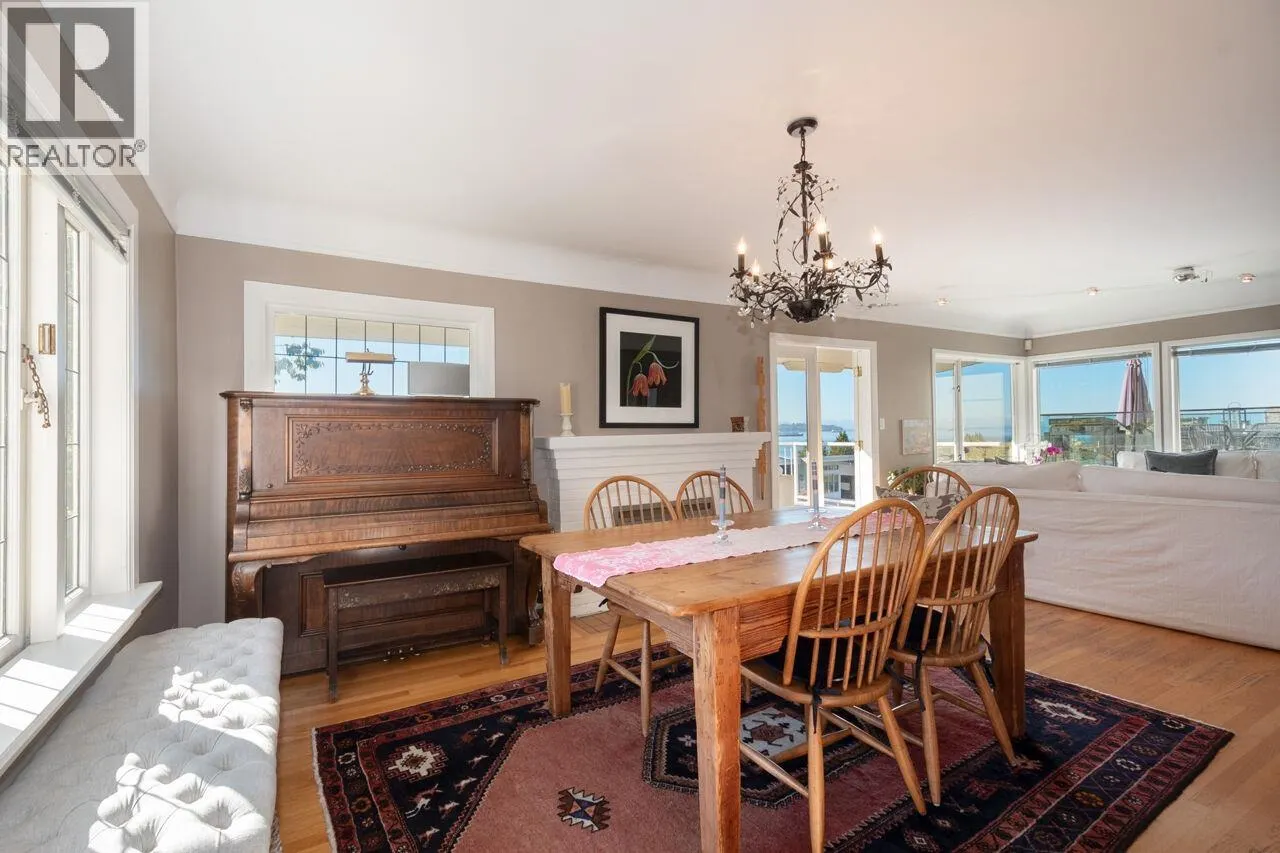 1104 ESQUIMALT AVENUE