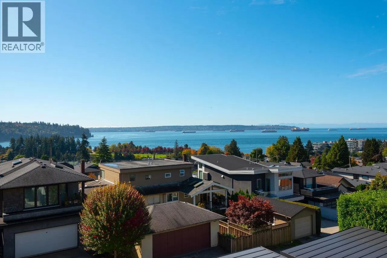 1104 ESQUIMALT AVENUE