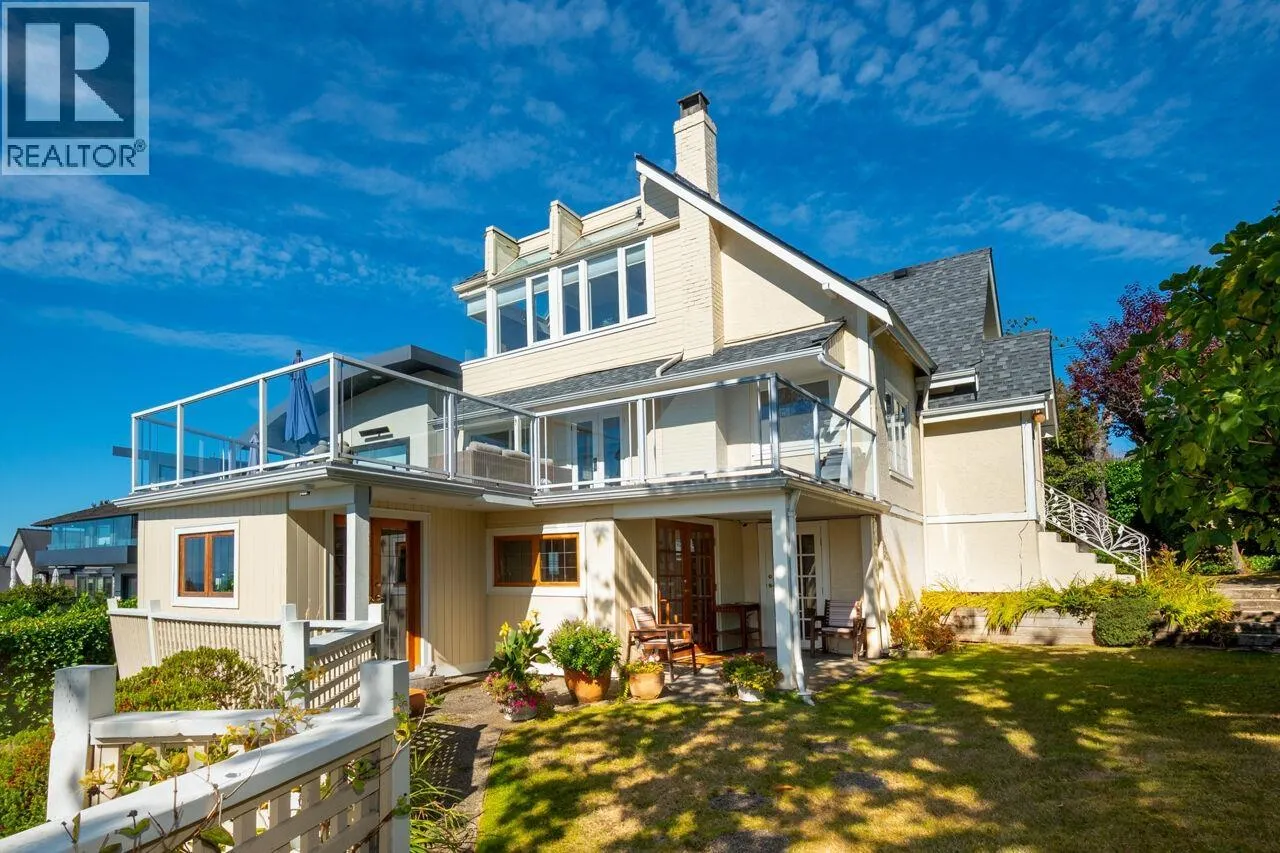 1104 ESQUIMALT AVENUE