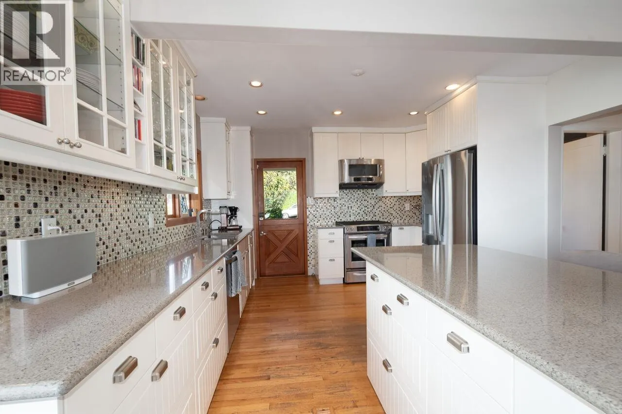 1104 ESQUIMALT AVENUE